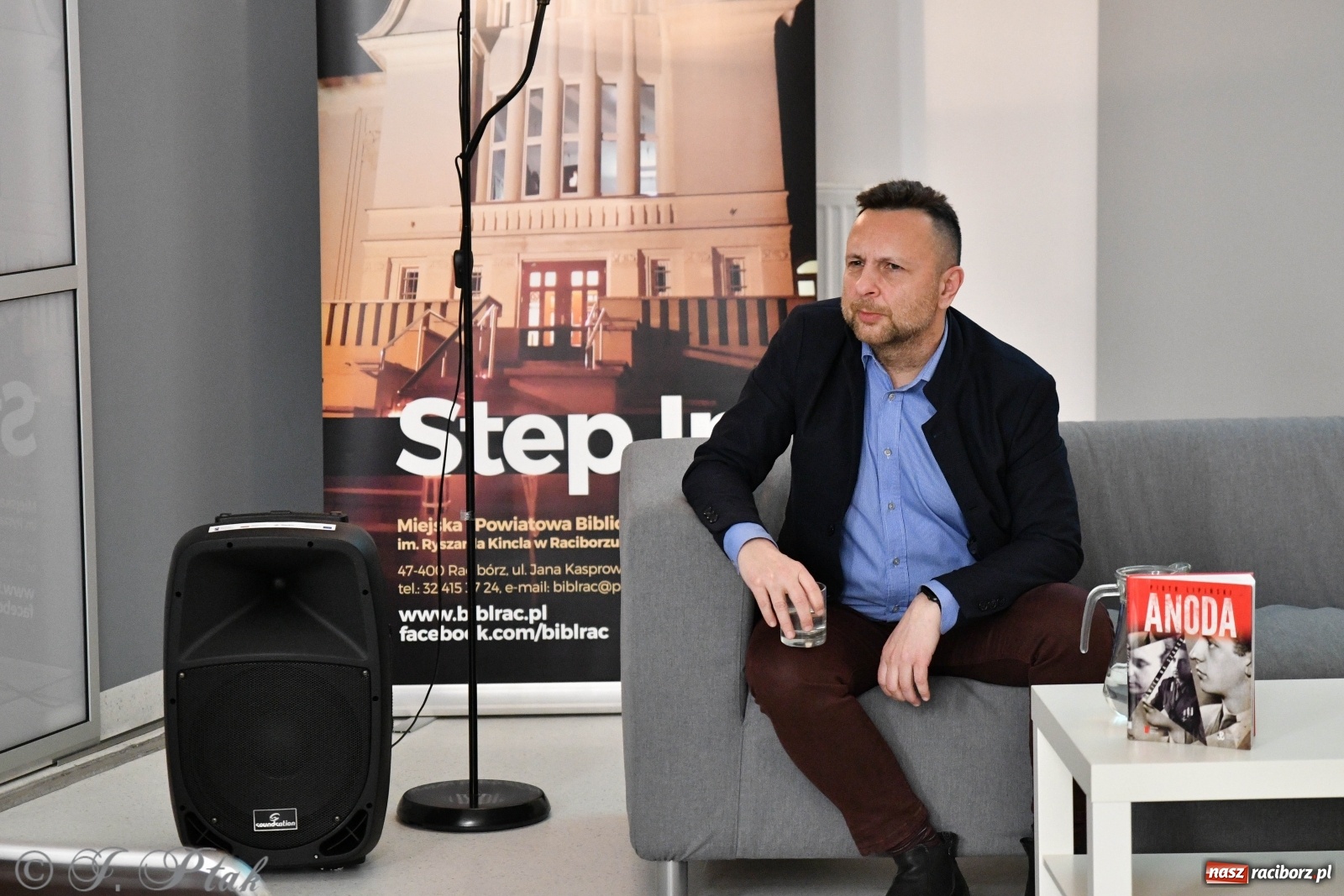 Zdjęcie w galerii na portalu naszraciborz.pl: Piotr Lipiński spotkał się z czytelnikami w raciborskiej książnicy [FOTO] wiadomości z regionu