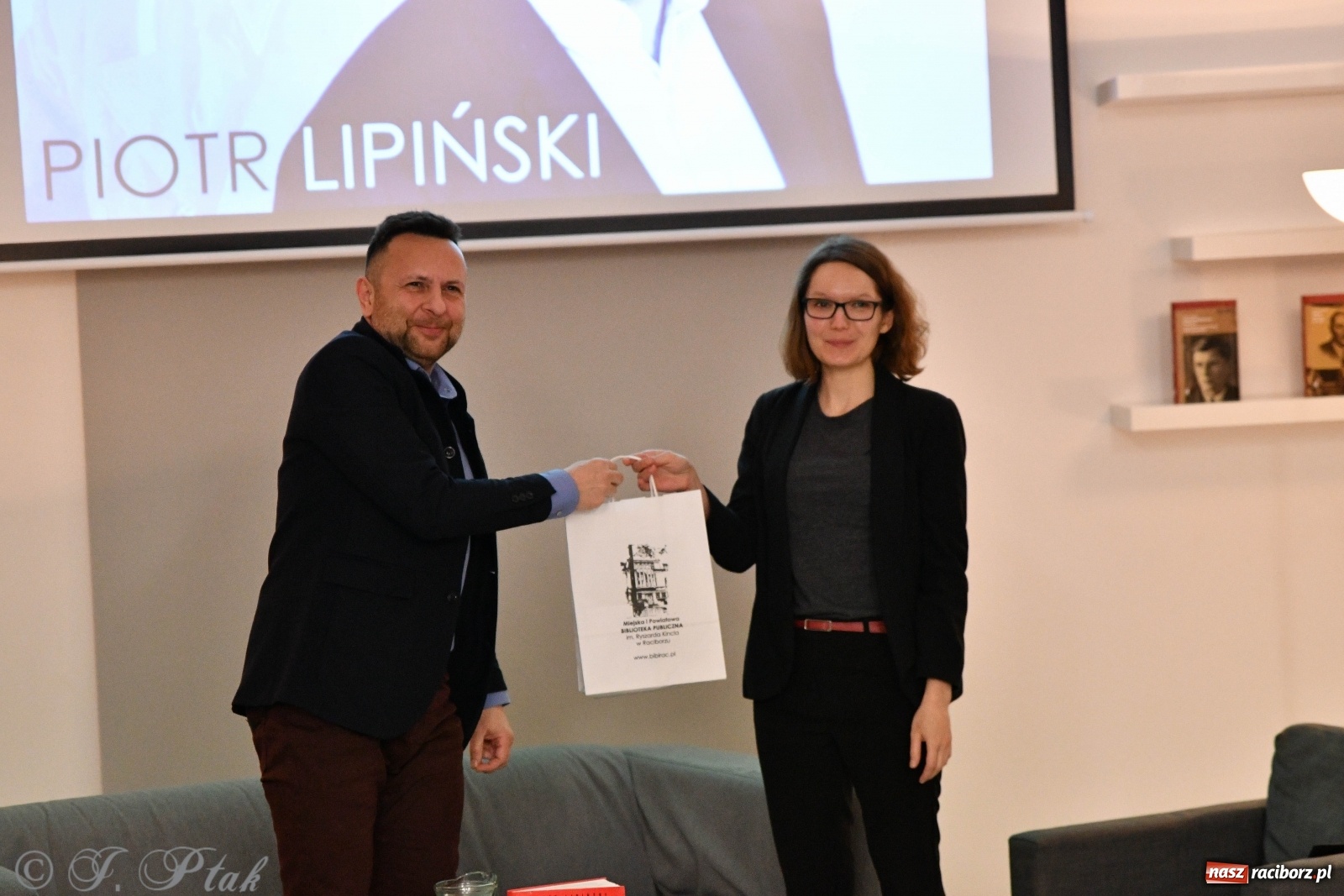 Zdjęcie w galerii na portalu naszraciborz.pl: Piotr Lipiński spotkał się z czytelnikami w raciborskiej książnicy [FOTO] wiadomości z regionu