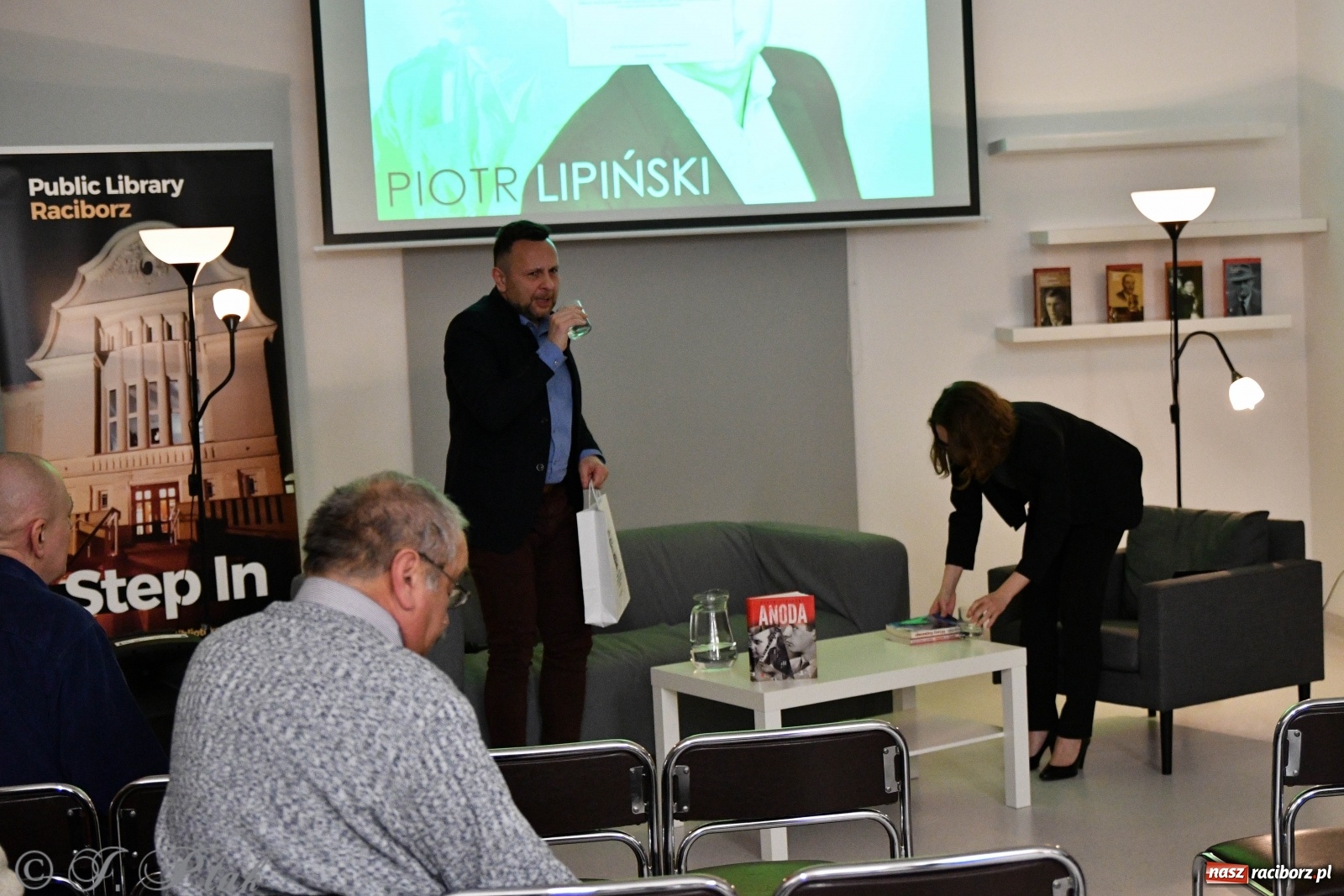 Zdjęcie w galerii na portalu naszraciborz.pl: Piotr Lipiński spotkał się z czytelnikami w raciborskiej książnicy [FOTO] wiadomości z regionu