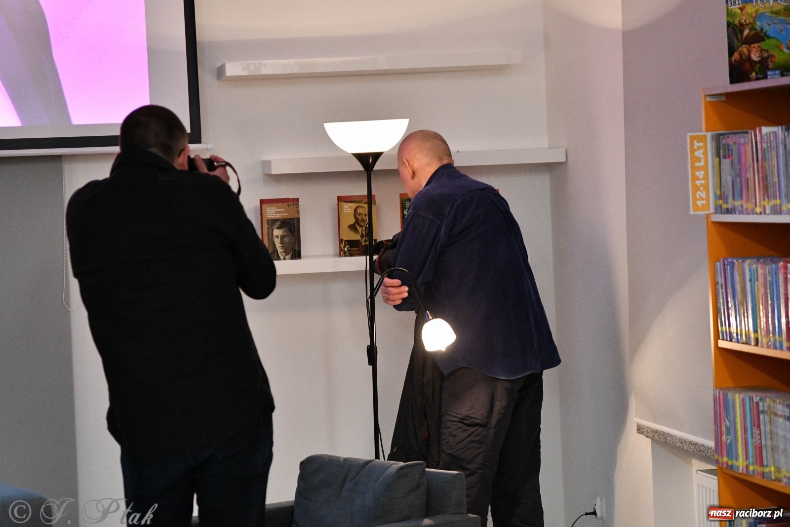 Zdjęcie w galerii na portalu naszraciborz.pl: Piotr Lipiński spotkał się z czytelnikami w raciborskiej książnicy [FOTO] wiadomości z regionu