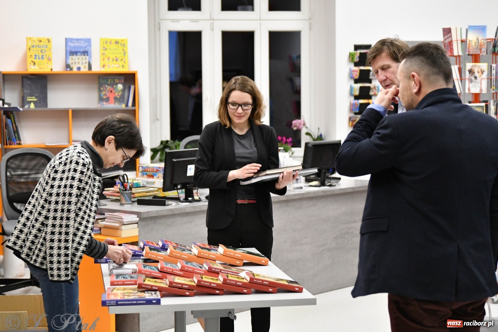 Zdjęcie w galerii na portalu naszraciborz.pl: Piotr Lipiński spotkał się z czytelnikami w raciborskiej książnicy [FOTO] wiadomości z regionu