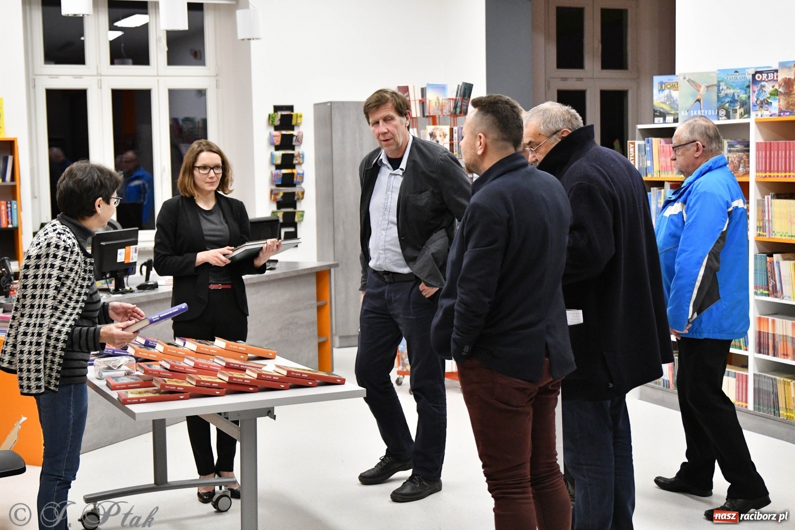 Zdjęcie w galerii na portalu naszraciborz.pl: Piotr Lipiński spotkał się z czytelnikami w raciborskiej książnicy [FOTO] wiadomości z regionu