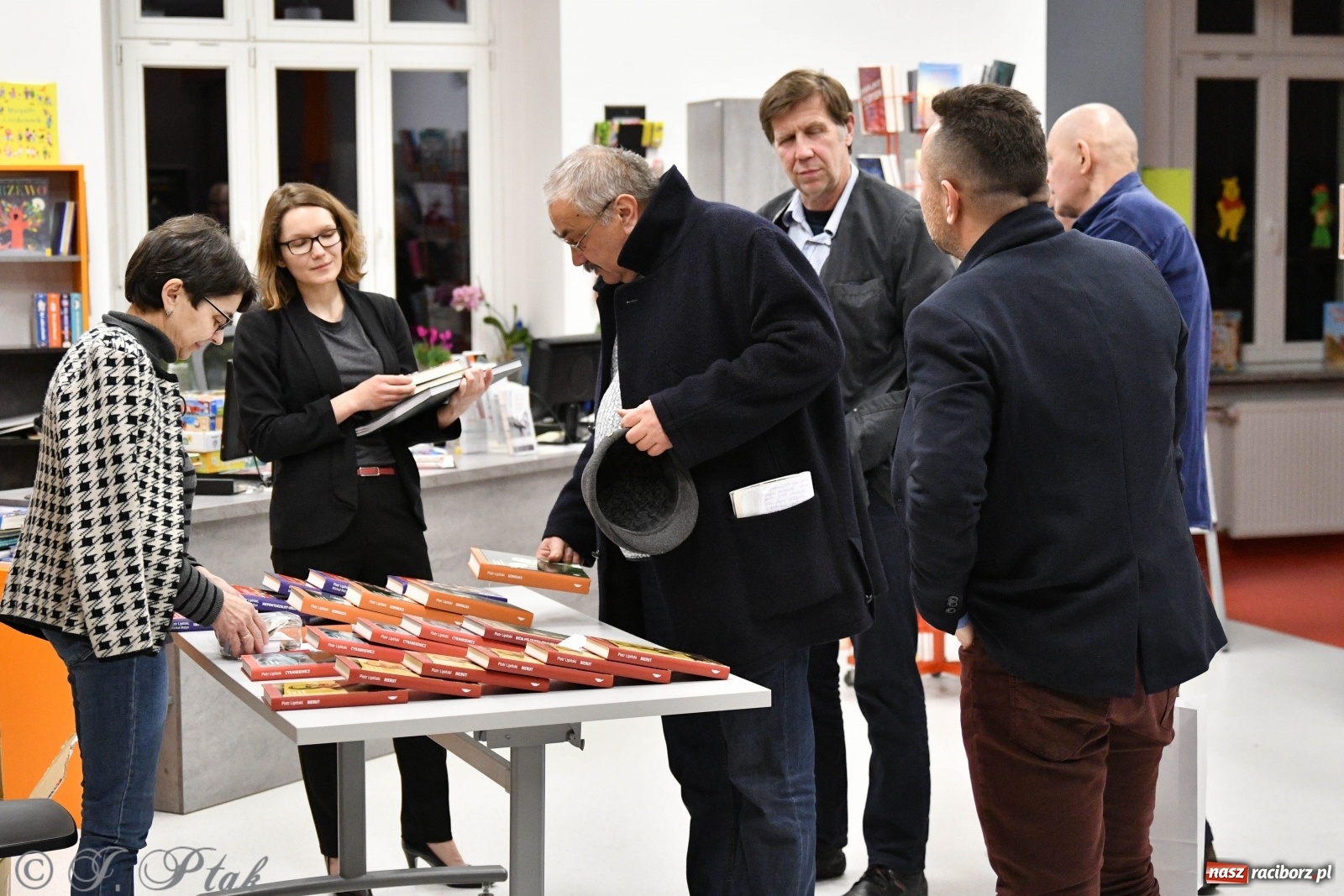 Zdjęcie w galerii na portalu naszraciborz.pl: Piotr Lipiński spotkał się z czytelnikami w raciborskiej książnicy [FOTO] wiadomości z regionu