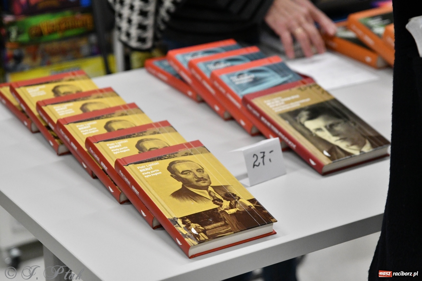 Zdjęcie w galerii na portalu naszraciborz.pl: Piotr Lipiński spotkał się z czytelnikami w raciborskiej książnicy [FOTO] wiadomości z regionu