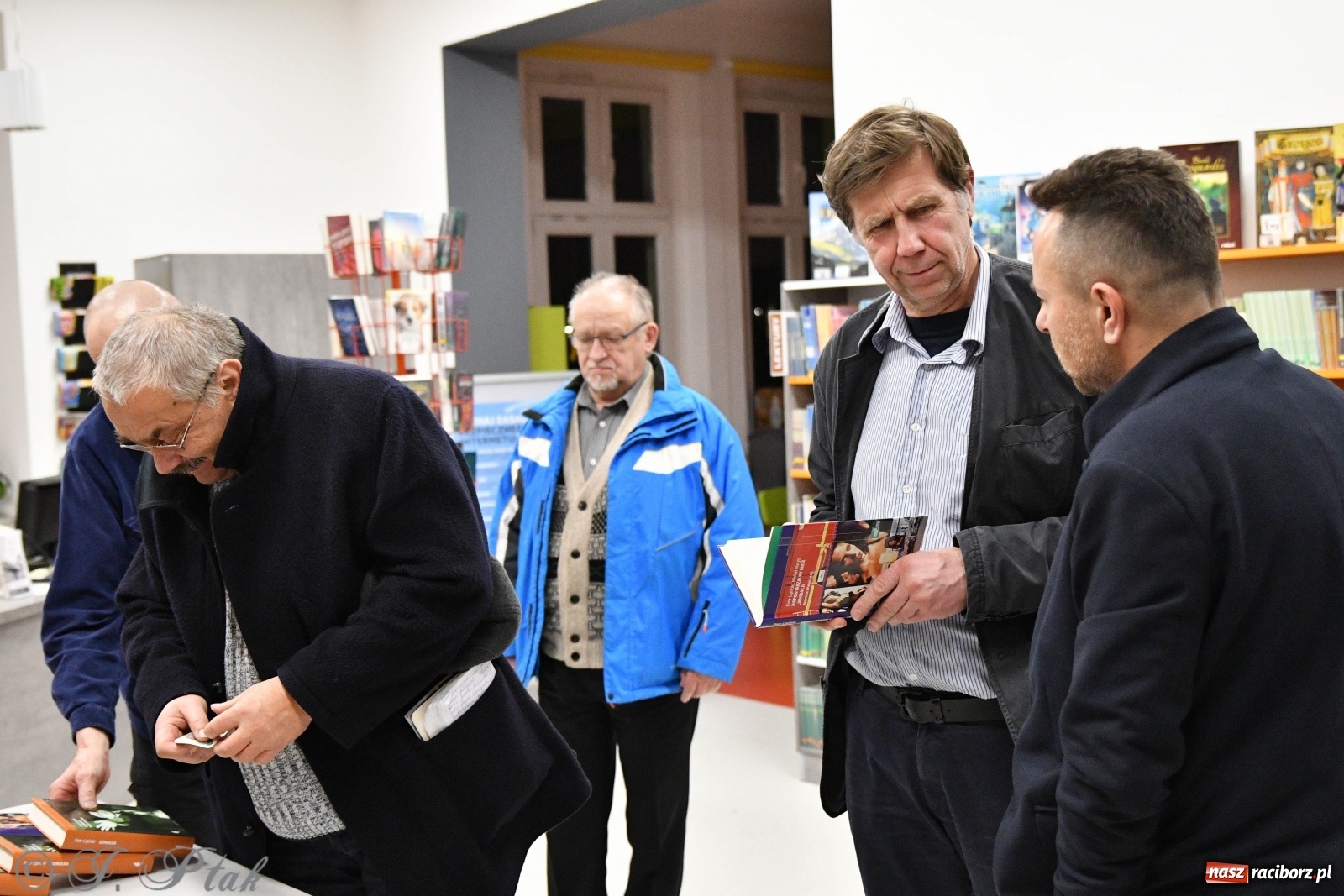 Zdjęcie w galerii na portalu naszraciborz.pl: Piotr Lipiński spotkał się z czytelnikami w raciborskiej książnicy [FOTO] wiadomości z regionu