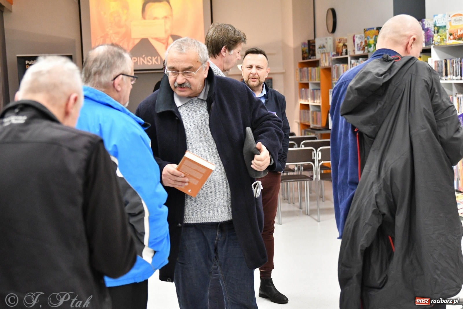 Zdjęcie w galerii na portalu naszraciborz.pl: Piotr Lipiński spotkał się z czytelnikami w raciborskiej książnicy [FOTO] wiadomości z regionu