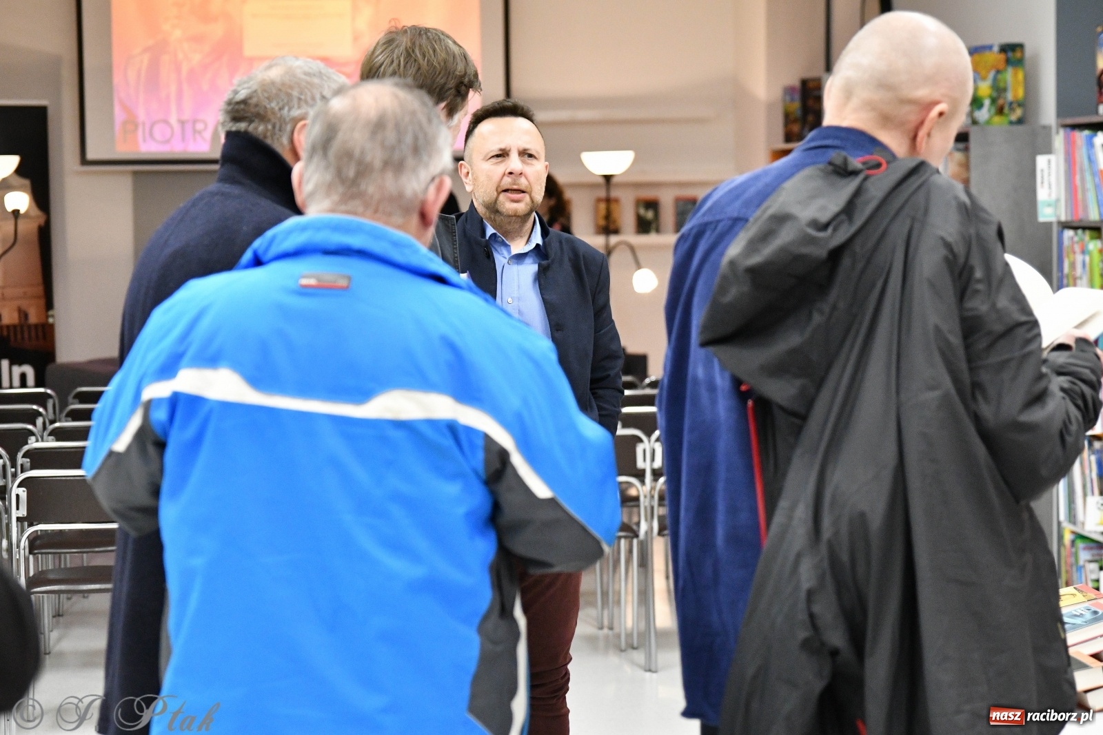Zdjęcie w galerii na portalu naszraciborz.pl: Piotr Lipiński spotkał się z czytelnikami w raciborskiej książnicy [FOTO] wiadomości z regionu