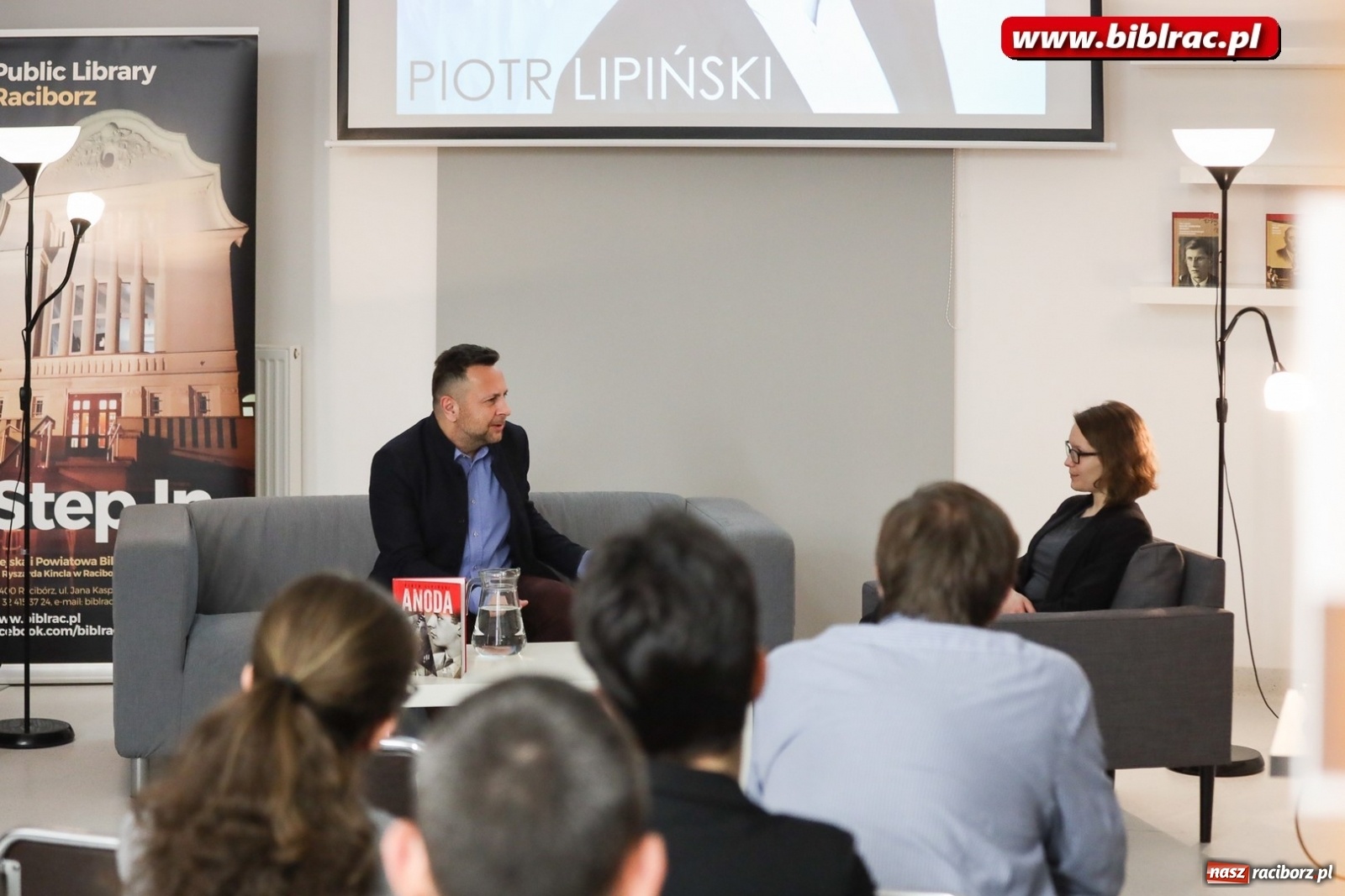 Zdjęcie w galerii na portalu naszraciborz.pl: Piotr Lipiński spotkał się z czytelnikami w raciborskiej książnicy [FOTO] wiadomości z regionu