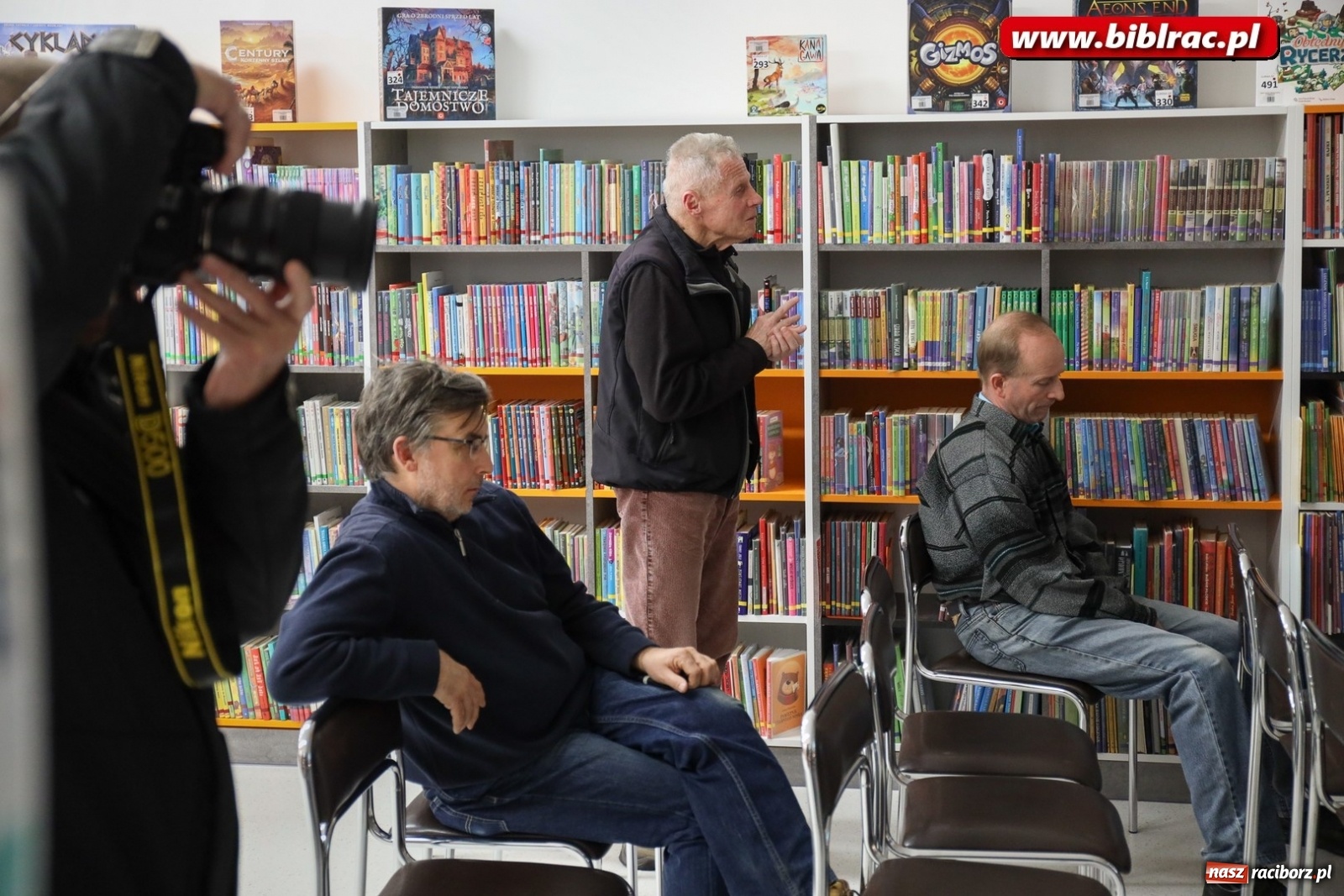 Zdjęcie w galerii na portalu naszraciborz.pl: Piotr Lipiński spotkał się z czytelnikami w raciborskiej książnicy [FOTO] wiadomości z regionu