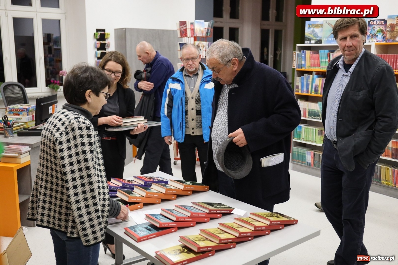 Zdjęcie w galerii na portalu naszraciborz.pl: Piotr Lipiński spotkał się z czytelnikami w raciborskiej książnicy [FOTO] wiadomości z regionu