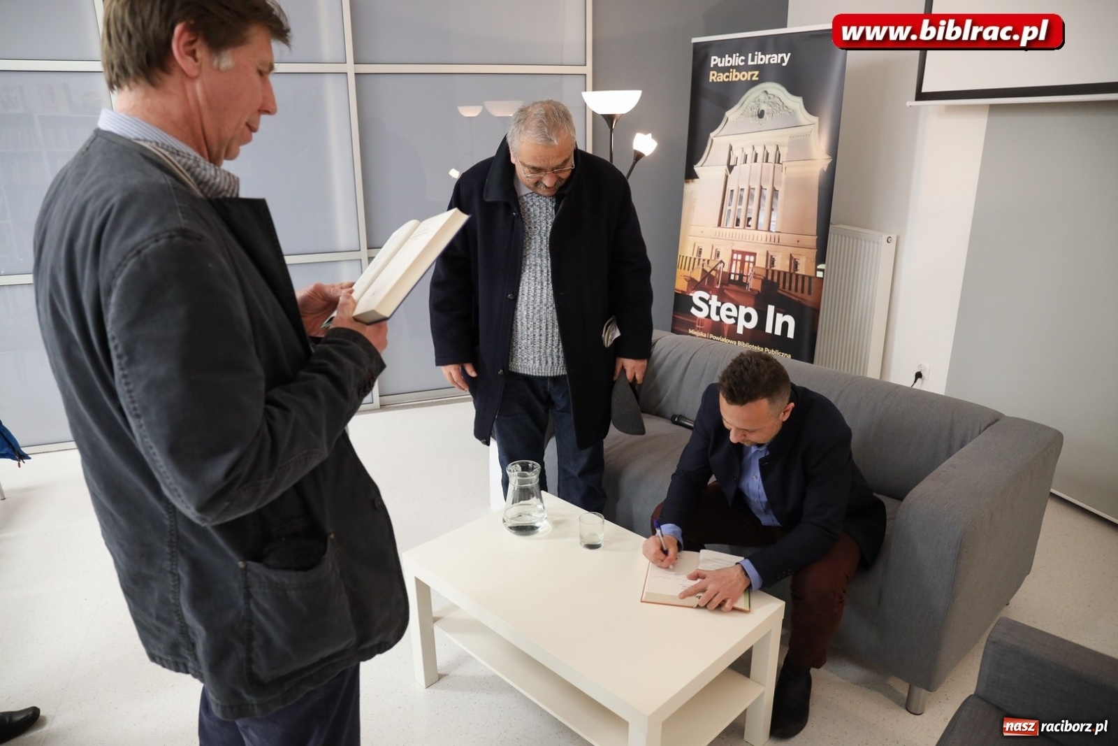 Zdjęcie w galerii na portalu naszraciborz.pl: Piotr Lipiński spotkał się z czytelnikami w raciborskiej książnicy [FOTO] wiadomości z regionu