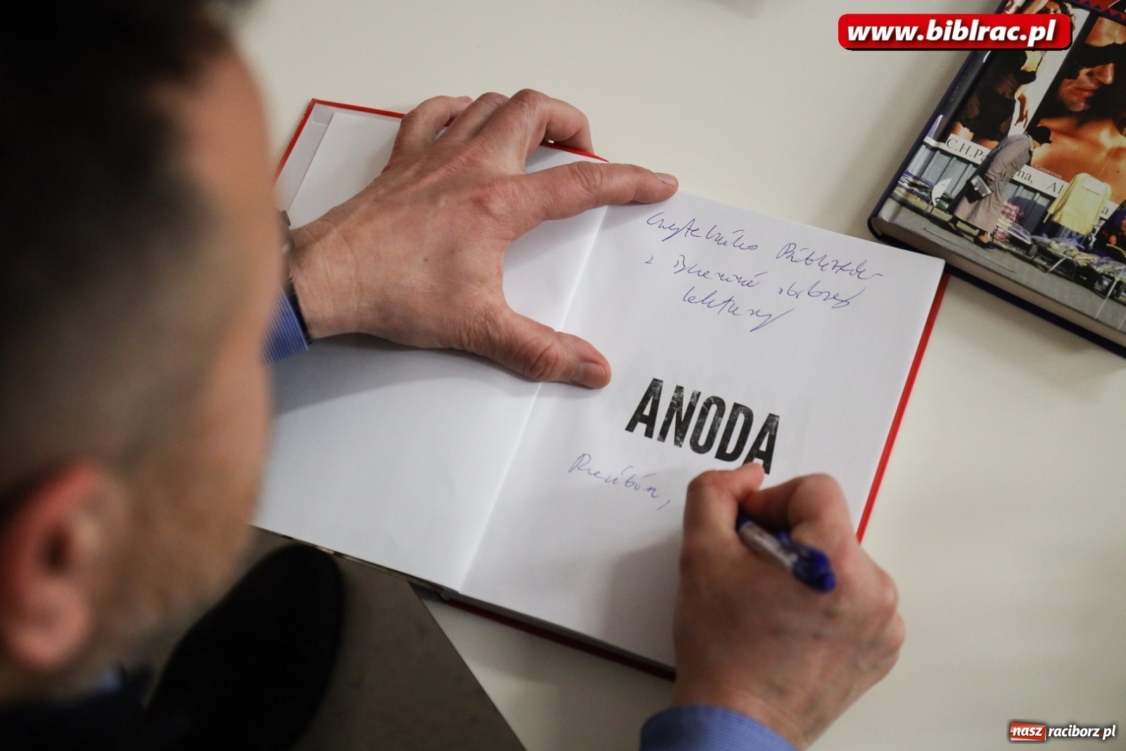 Zdjęcie w galerii na portalu naszraciborz.pl: Piotr Lipiński spotkał się z czytelnikami w raciborskiej książnicy [FOTO] wiadomości z regionu