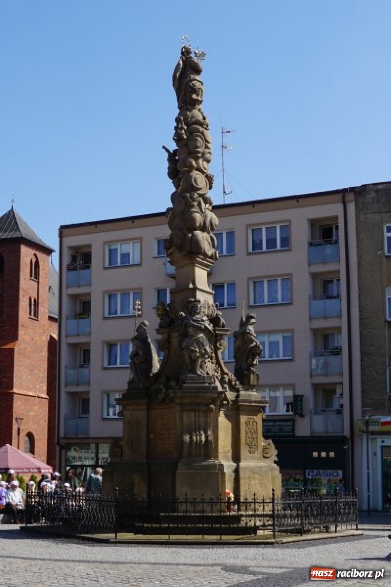 Zdjęcie w galerii na portalu naszraciborz.pl: Konserwator wziął pod lupę kolumnę Maryjną z... drabiny strażackiej wiadomości z regionu