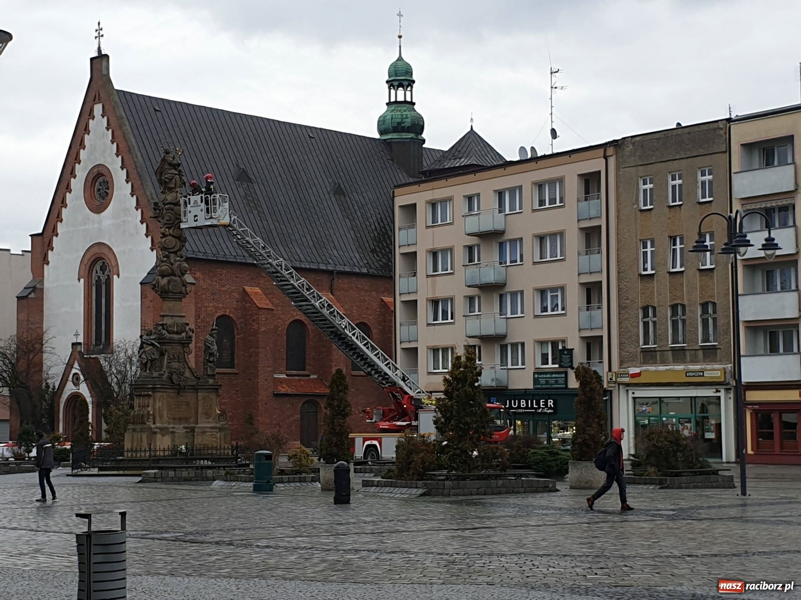 Zdjęcie w galerii na portalu naszraciborz.pl: Konserwator wziął pod lupę kolumnę Maryjną z... drabiny strażackiej wiadomości z regionu