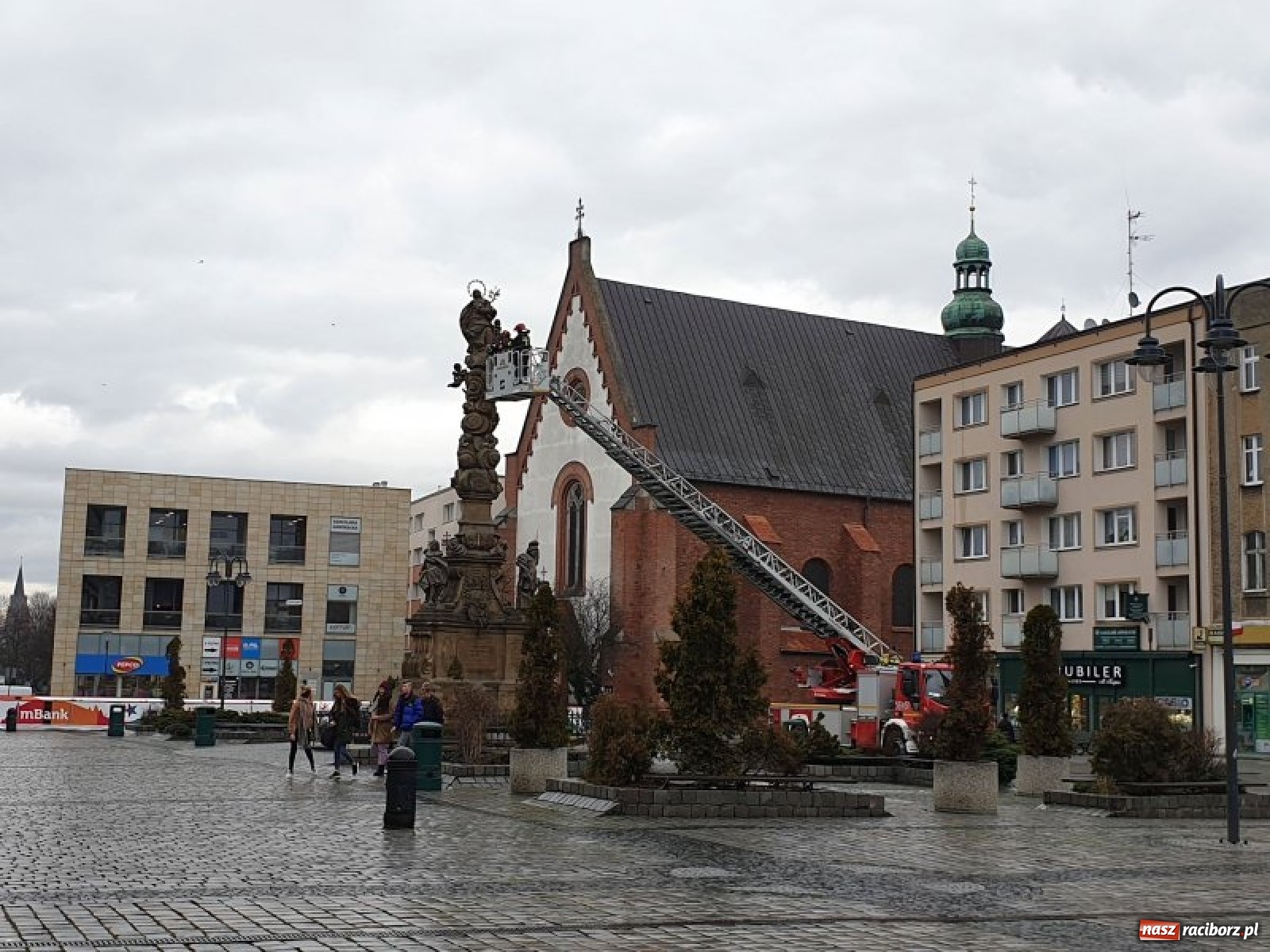 Zdjęcie w galerii na portalu naszraciborz.pl: Konserwator wziął pod lupę kolumnę Maryjną z... drabiny strażackiej wiadomości z regionu