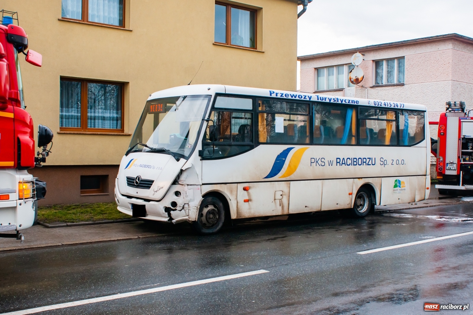 Zdjęcie w galerii na portalu naszraciborz.pl: Zderzenie renault i autobusu PKS [FOTO] wiadomości z regionu