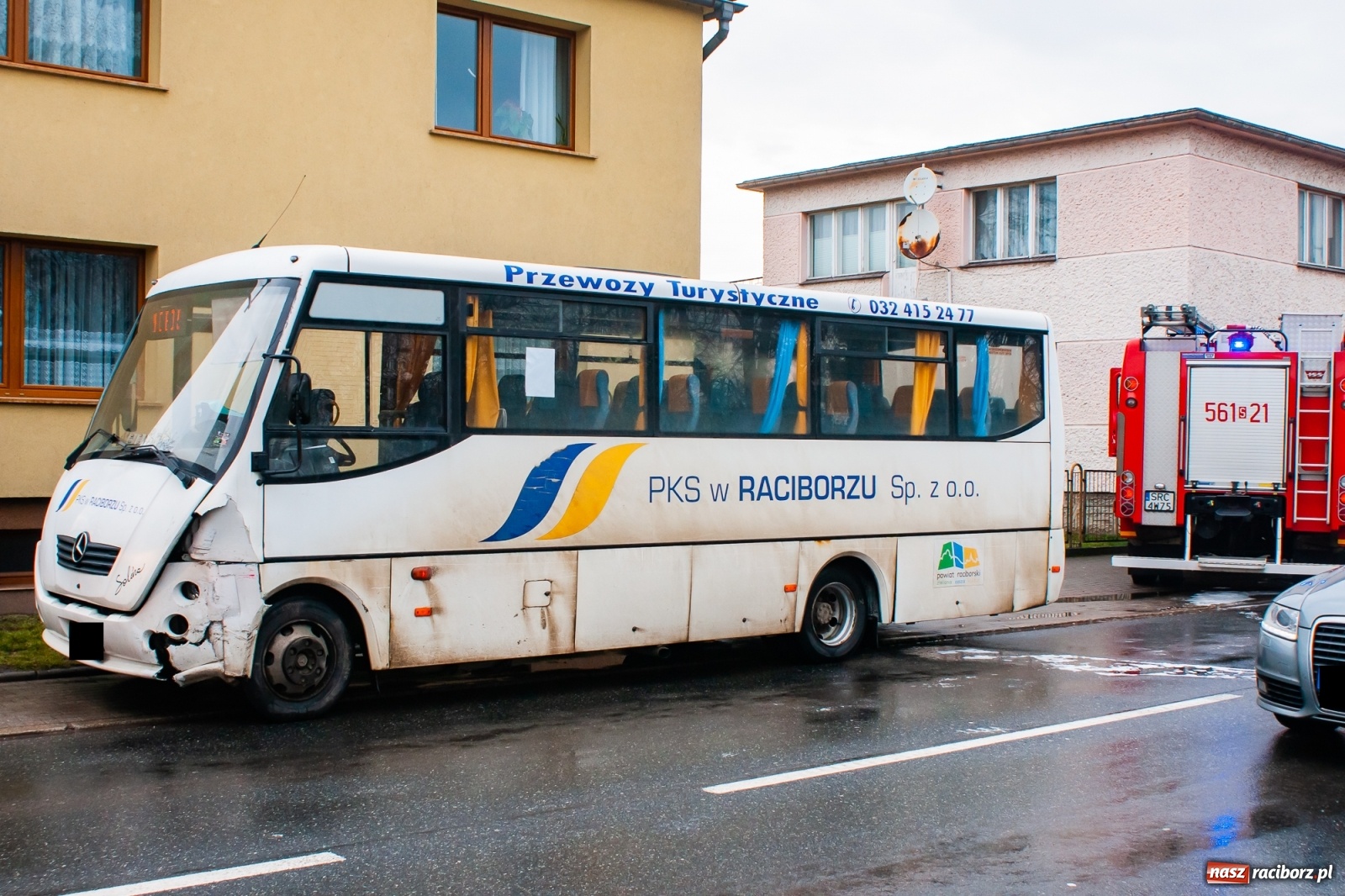 Zdjęcie w galerii na portalu naszraciborz.pl: Zderzenie renault i autobusu PKS [FOTO] wiadomości z regionu