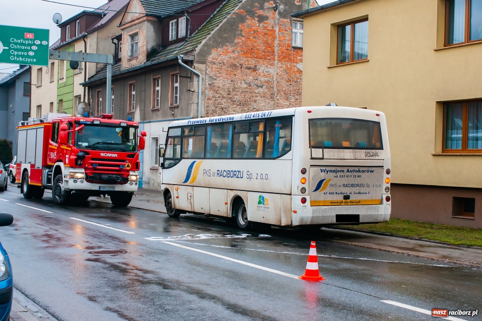 Zdjęcie w galerii na portalu naszraciborz.pl: Zderzenie renault i autobusu PKS [FOTO] wiadomości z regionu