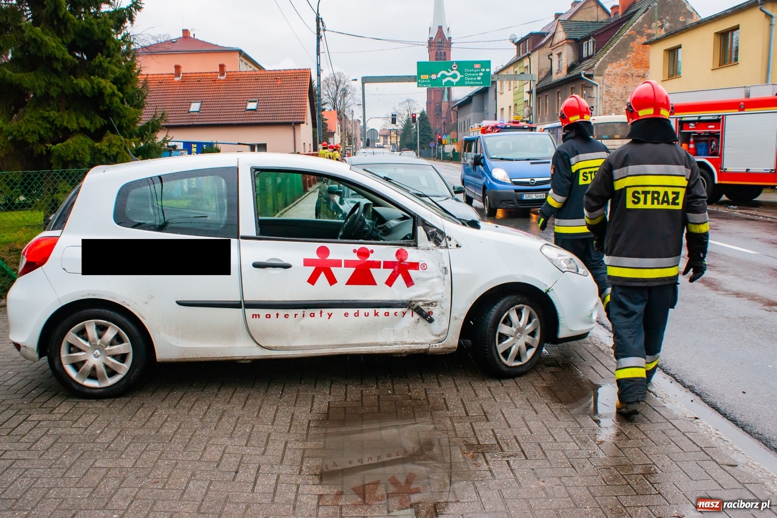 Zdjęcie w galerii na portalu naszraciborz.pl: Zderzenie renault i autobusu PKS [FOTO] wiadomości z regionu