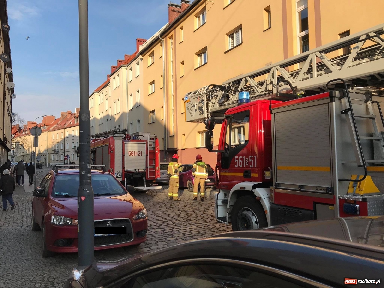Zdjęcie w galerii na portalu naszraciborz.pl: Raport 998. Akcja strażaków na Browarnej. Matka i jej córeczka potrzebowały pomocy [FOTO] wiadomości z regionu