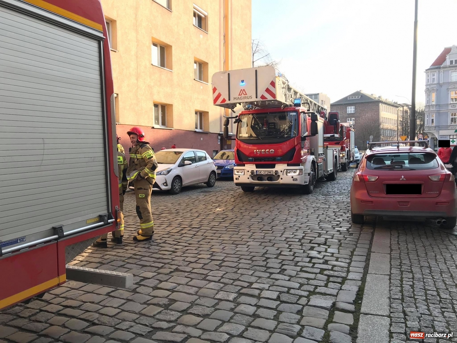 Zdjęcie w galerii na portalu naszraciborz.pl: Raport 998. Akcja strażaków na Browarnej. Matka i jej córeczka potrzebowały pomocy [FOTO] wiadomości z regionu