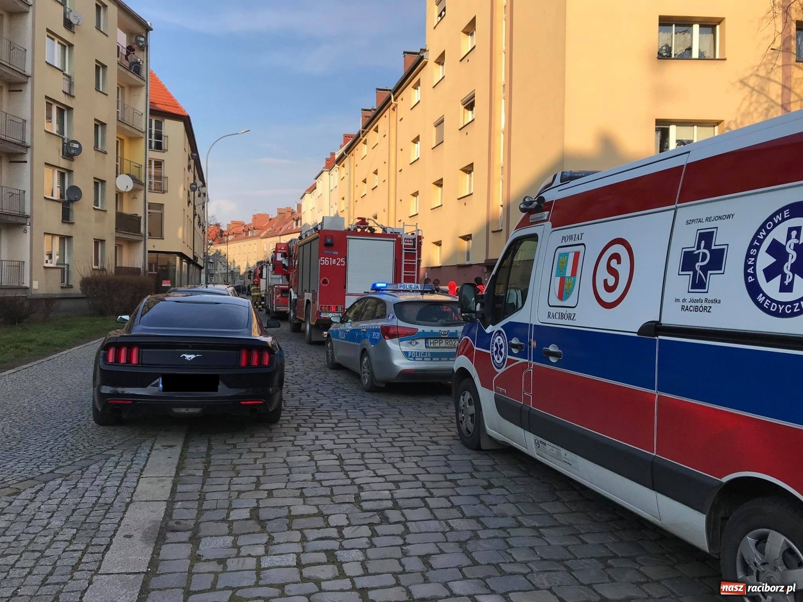 Zdjęcie w galerii na portalu naszraciborz.pl: Raport 998. Akcja strażaków na Browarnej. Matka i jej córeczka potrzebowały pomocy [FOTO] wiadomości z regionu