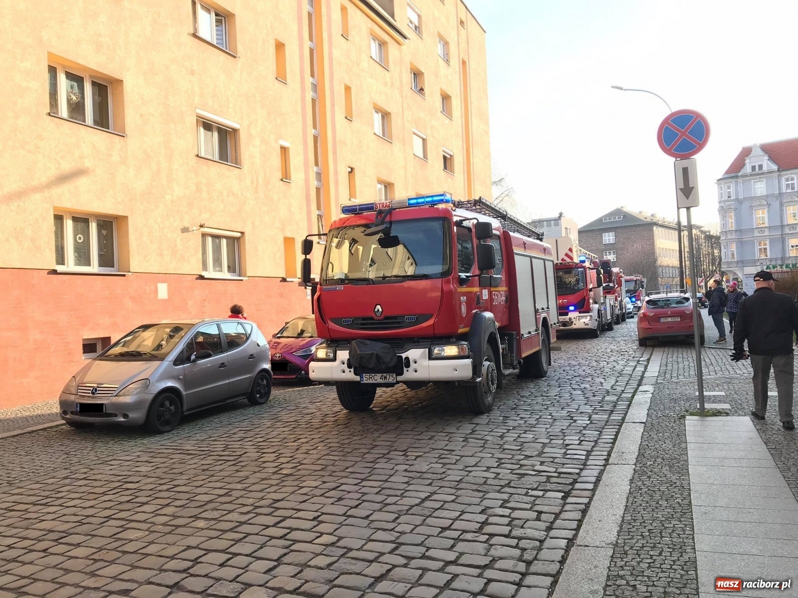 Zdjęcie w galerii na portalu naszraciborz.pl: Raport 998. Akcja strażaków na Browarnej. Matka i jej córeczka potrzebowały pomocy [FOTO] wiadomości z regionu