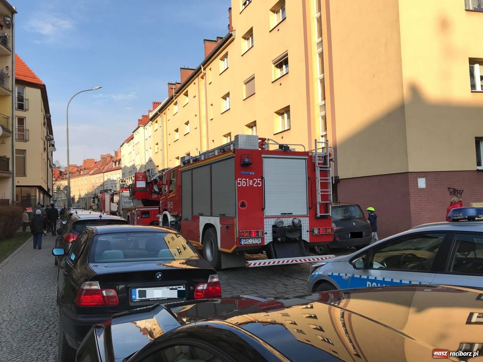 Zdjęcie w galerii na portalu naszraciborz.pl: Raport 998. Akcja strażaków na Browarnej. Matka i jej córeczka potrzebowały pomocy [FOTO] wiadomości z regionu