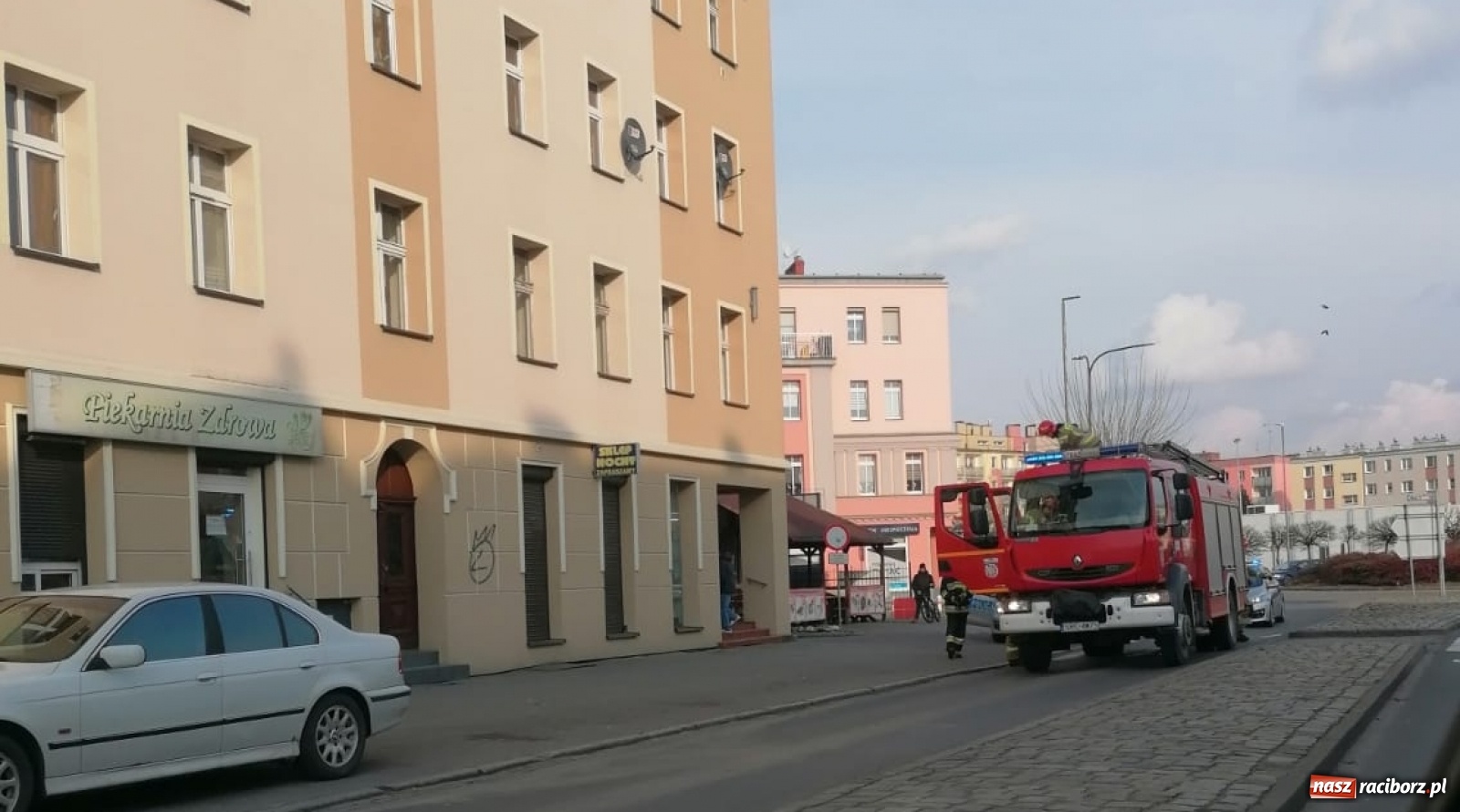 Zdjęcie w galerii na portalu naszraciborz.pl: Raport 998. Akcja strażaków na Browarnej. Matka i jej córeczka potrzebowały pomocy [FOTO] wiadomości z regionu