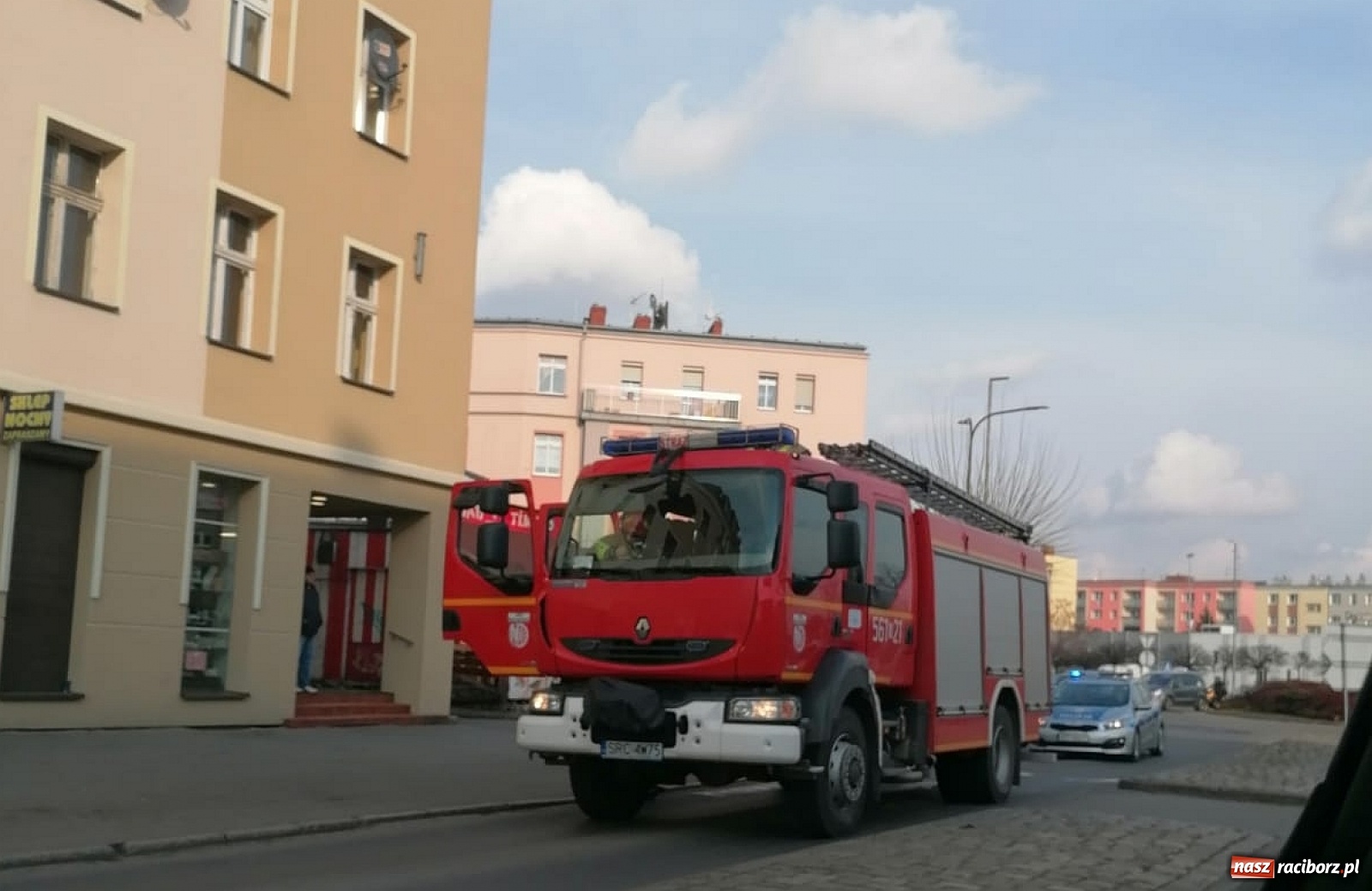 Zdjęcie w galerii na portalu naszraciborz.pl: Raport 998. Akcja strażaków na Browarnej. Matka i jej córeczka potrzebowały pomocy [FOTO] wiadomości z regionu