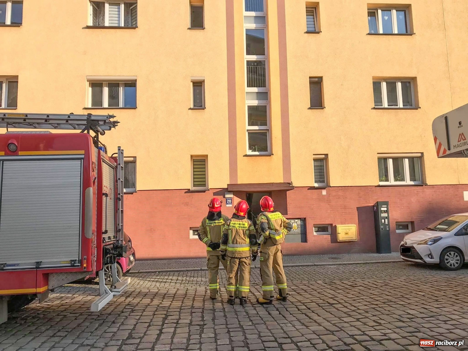 Zdjęcie w galerii na portalu naszraciborz.pl: Raport 998. Akcja strażaków na Browarnej. Matka i jej córeczka potrzebowały pomocy [FOTO] wiadomości z regionu