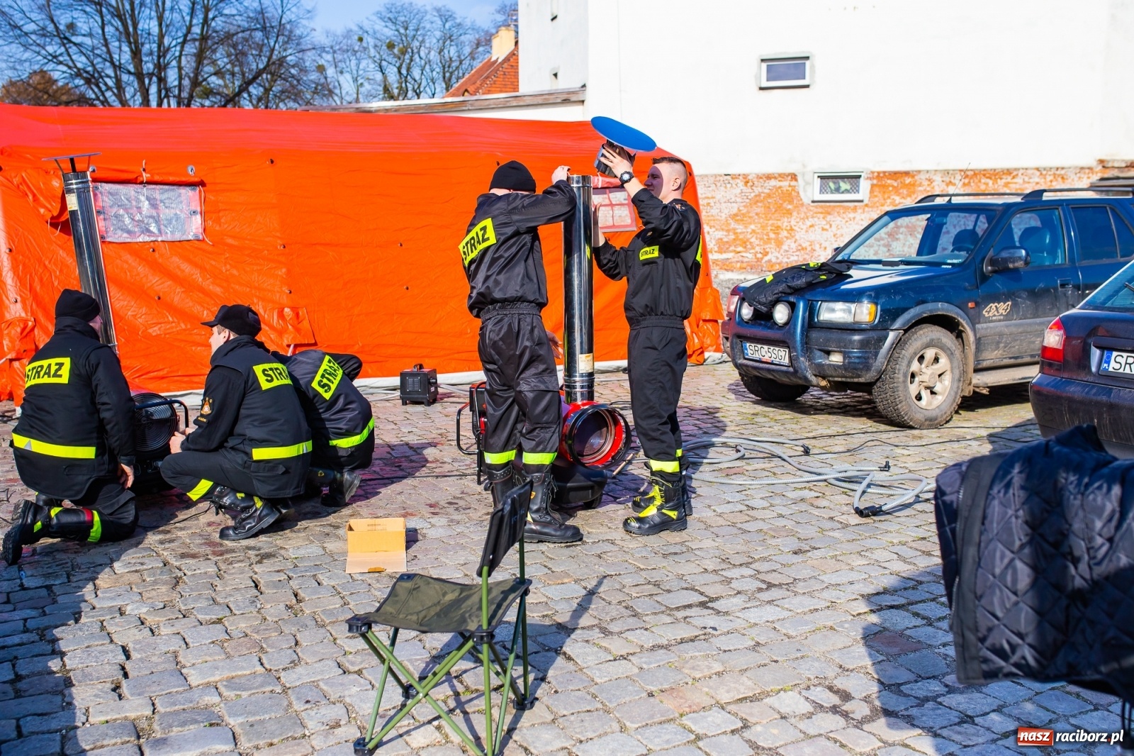 Zdjęcie w galerii na portalu naszraciborz.pl: Teren wokół szpitala z ograniczonym dostępem. Strażacy rozłożyli namioty [FOTO] wiadomości z regionu