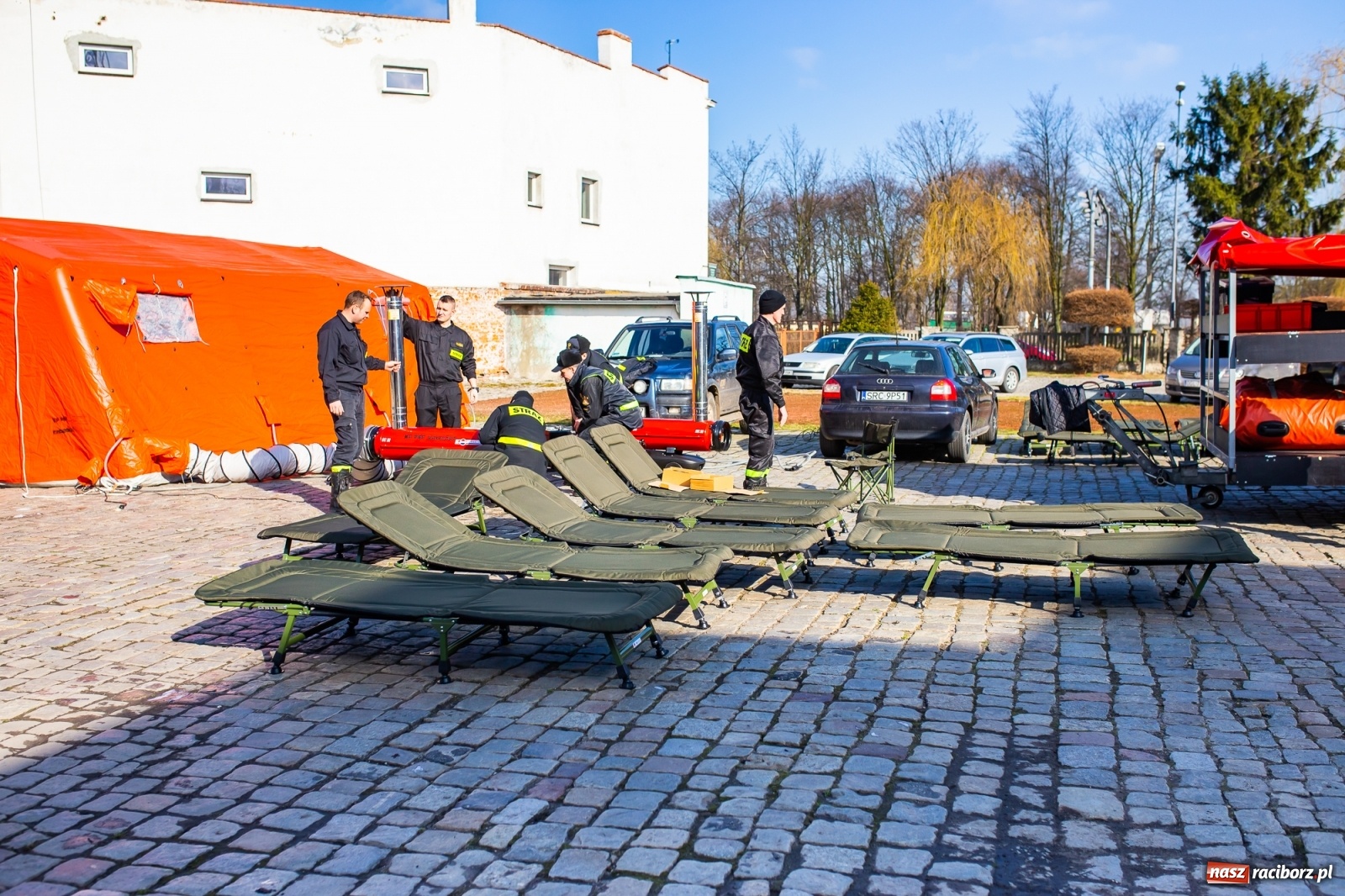 Zdjęcie w galerii na portalu naszraciborz.pl: Teren wokół szpitala z ograniczonym dostępem. Strażacy rozłożyli namioty [FOTO] wiadomości z regionu