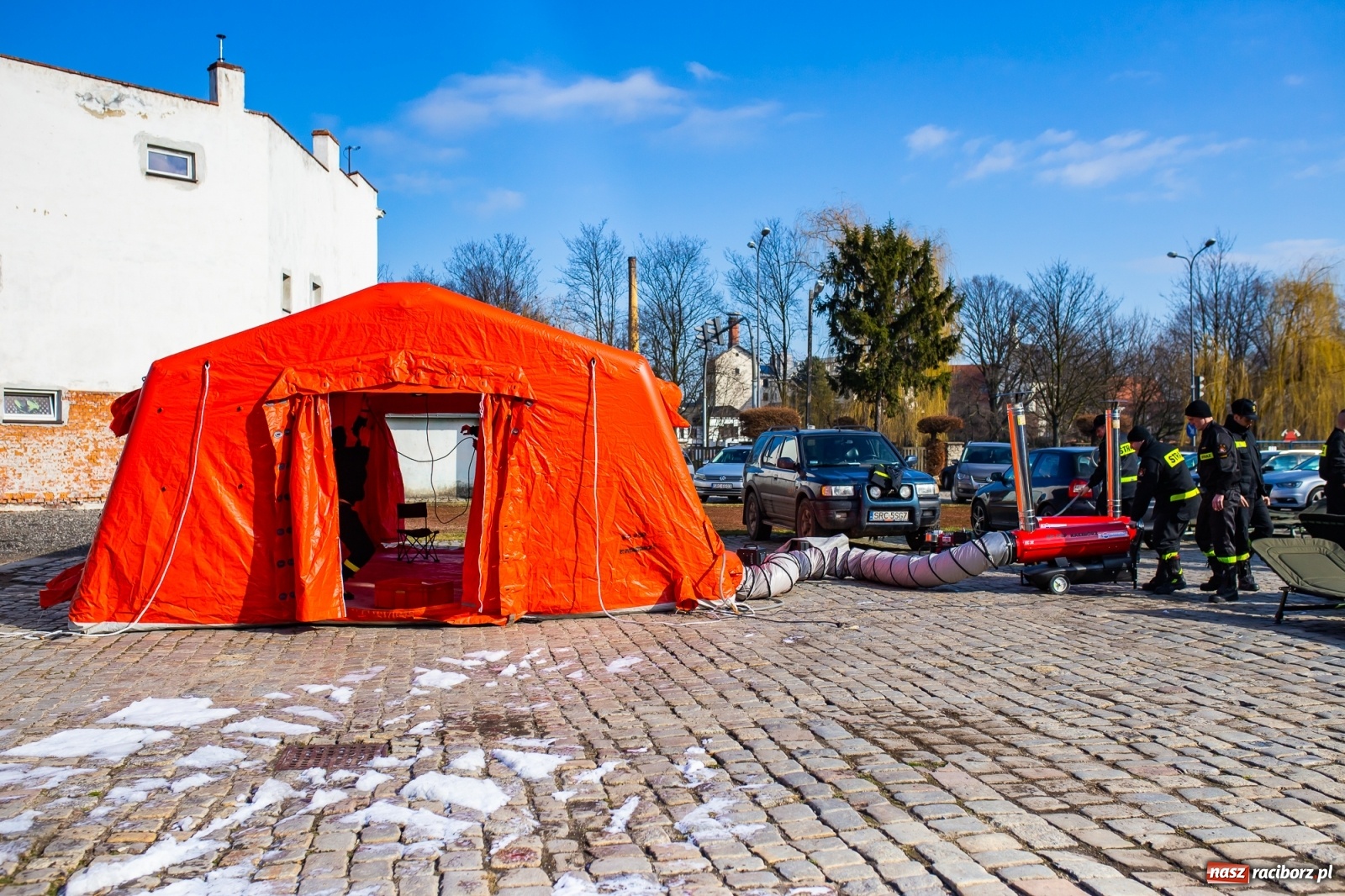 Zdjęcie w galerii na portalu naszraciborz.pl: Teren wokół szpitala z ograniczonym dostępem. Strażacy rozłożyli namioty [FOTO] wiadomości z regionu