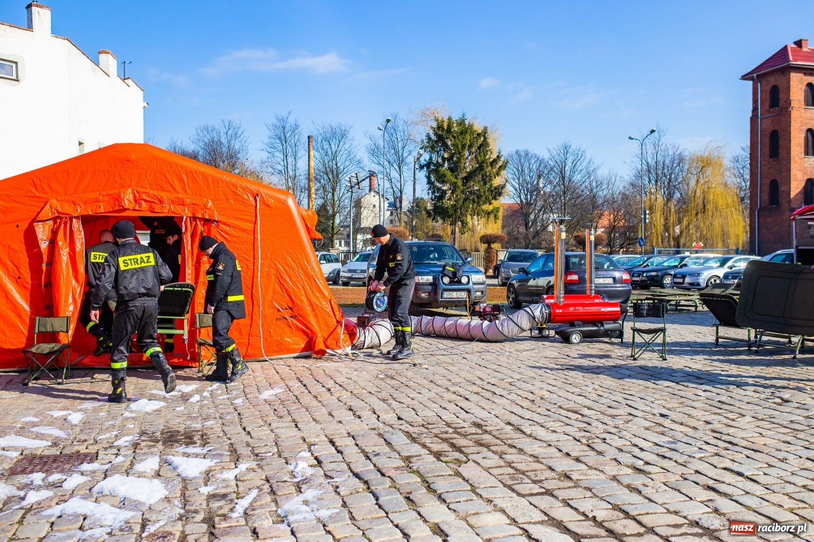 Zdjęcie w galerii na portalu naszraciborz.pl: Teren wokół szpitala z ograniczonym dostępem. Strażacy rozłożyli namioty [FOTO] wiadomości z regionu