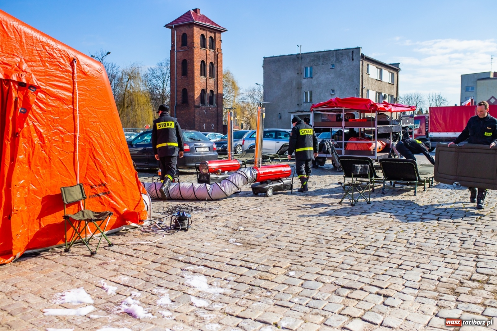 Zdjęcie w galerii na portalu naszraciborz.pl: Teren wokół szpitala z ograniczonym dostępem. Strażacy rozłożyli namioty [FOTO] wiadomości z regionu