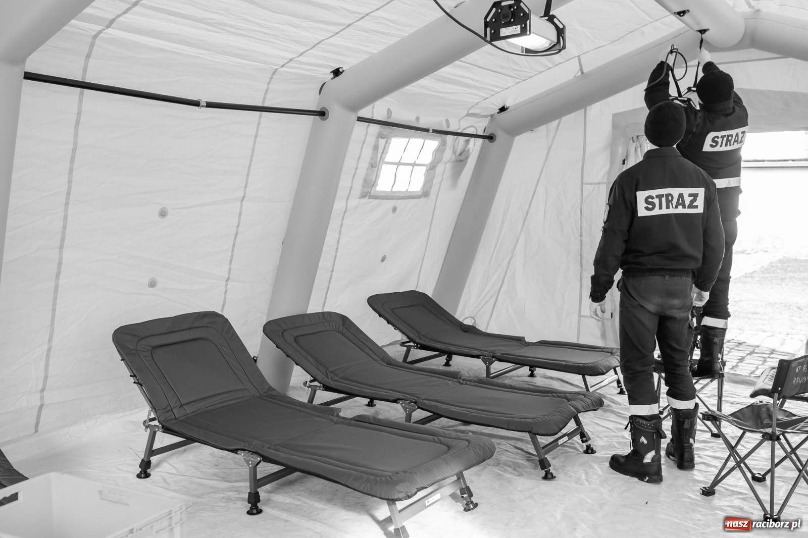 Zdjęcie w galerii na portalu naszraciborz.pl: Teren wokół szpitala z ograniczonym dostępem. Strażacy rozłożyli namioty [FOTO] wiadomości z regionu