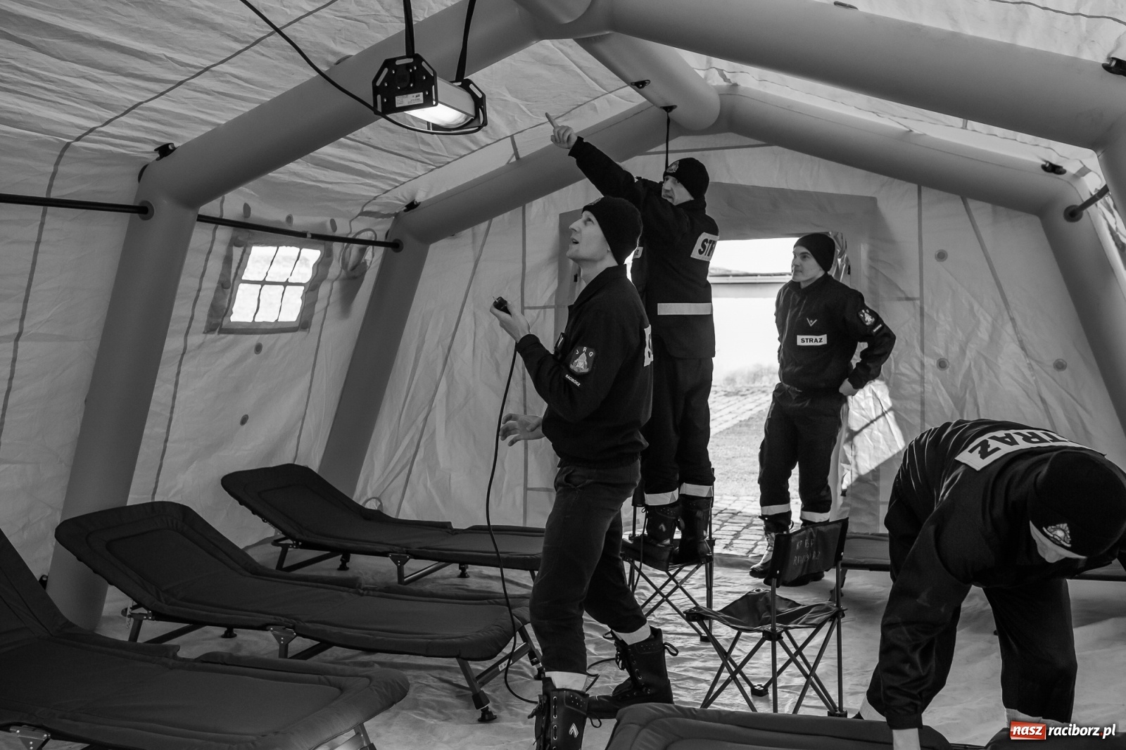 Zdjęcie w galerii na portalu naszraciborz.pl: Teren wokół szpitala z ograniczonym dostępem. Strażacy rozłożyli namioty [FOTO] wiadomości z regionu