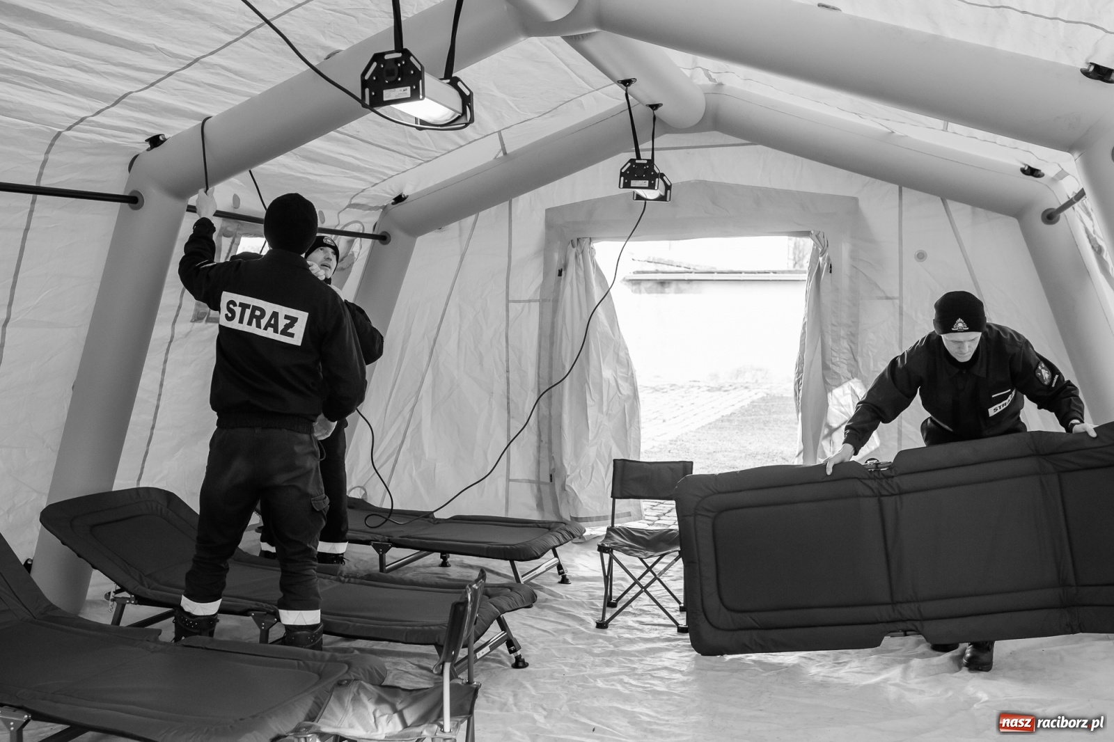 Zdjęcie w galerii na portalu naszraciborz.pl: Teren wokół szpitala z ograniczonym dostępem. Strażacy rozłożyli namioty [FOTO] wiadomości z regionu