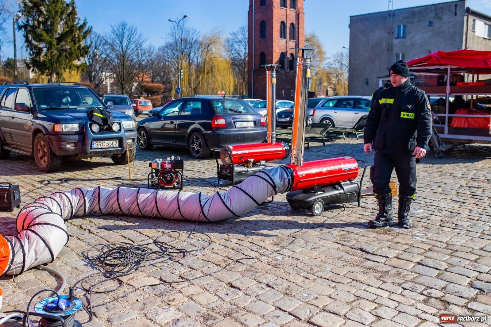 Zdjęcie w galerii na portalu naszraciborz.pl: Teren wokół szpitala z ograniczonym dostępem. Strażacy rozłożyli namioty [FOTO] wiadomości z regionu