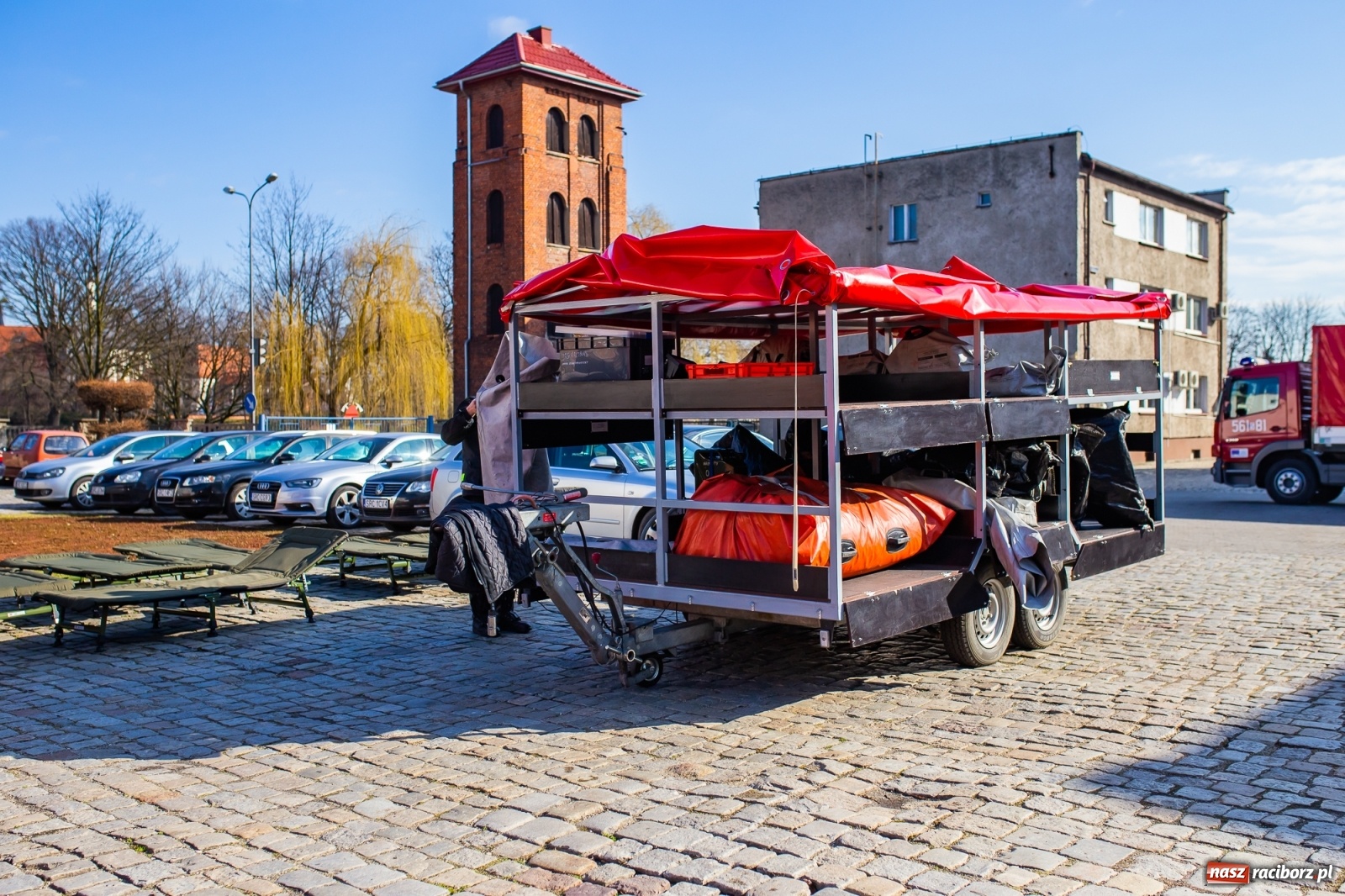 Zdjęcie w galerii na portalu naszraciborz.pl: Teren wokół szpitala z ograniczonym dostępem. Strażacy rozłożyli namioty [FOTO] wiadomości z regionu