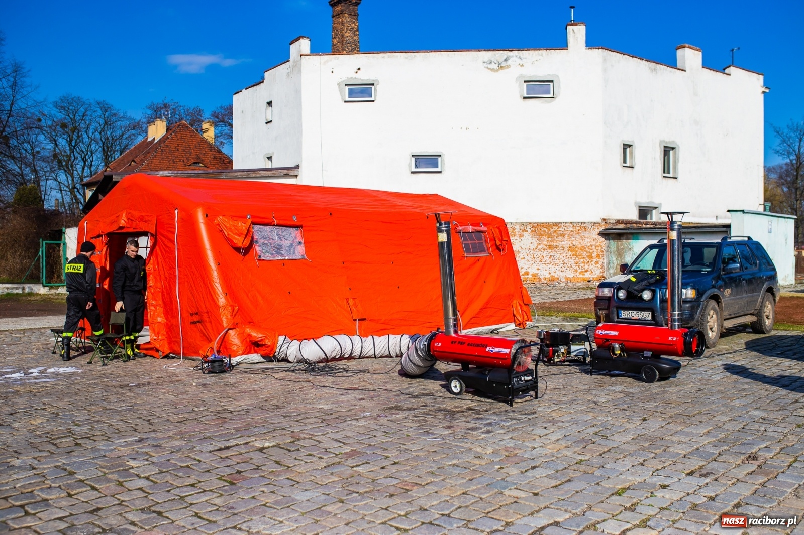 Zdjęcie w galerii na portalu naszraciborz.pl: Teren wokół szpitala z ograniczonym dostępem. Strażacy rozłożyli namioty [FOTO] wiadomości z regionu