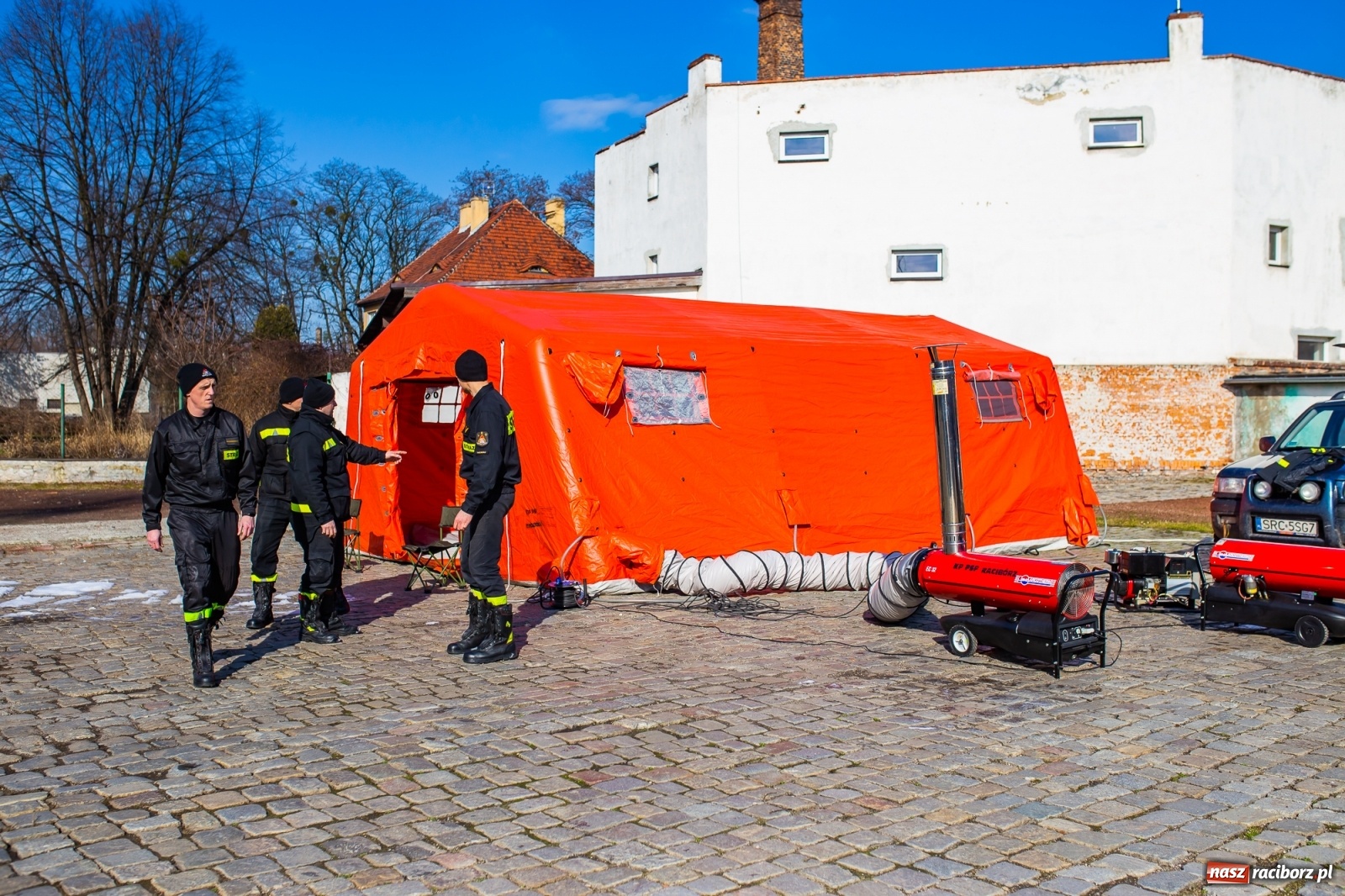 Zdjęcie w galerii na portalu naszraciborz.pl: Teren wokół szpitala z ograniczonym dostępem. Strażacy rozłożyli namioty [FOTO] wiadomości z regionu