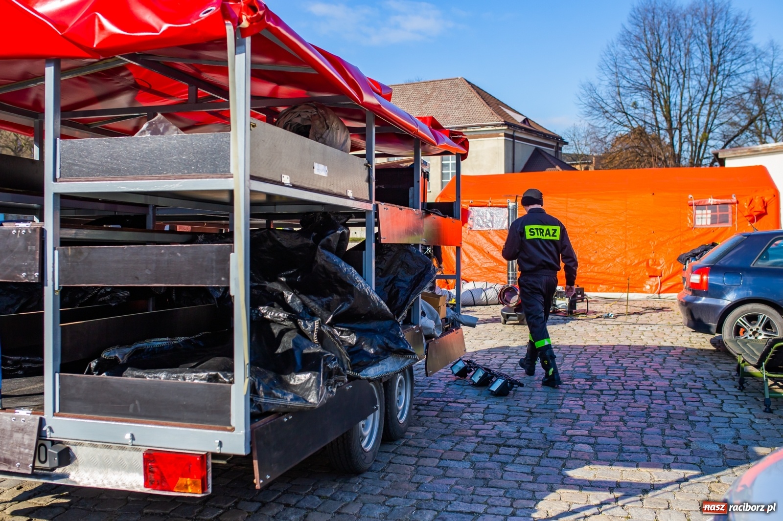 Zdjęcie w galerii na portalu naszraciborz.pl: Teren wokół szpitala z ograniczonym dostępem. Strażacy rozłożyli namioty [FOTO] wiadomości z regionu