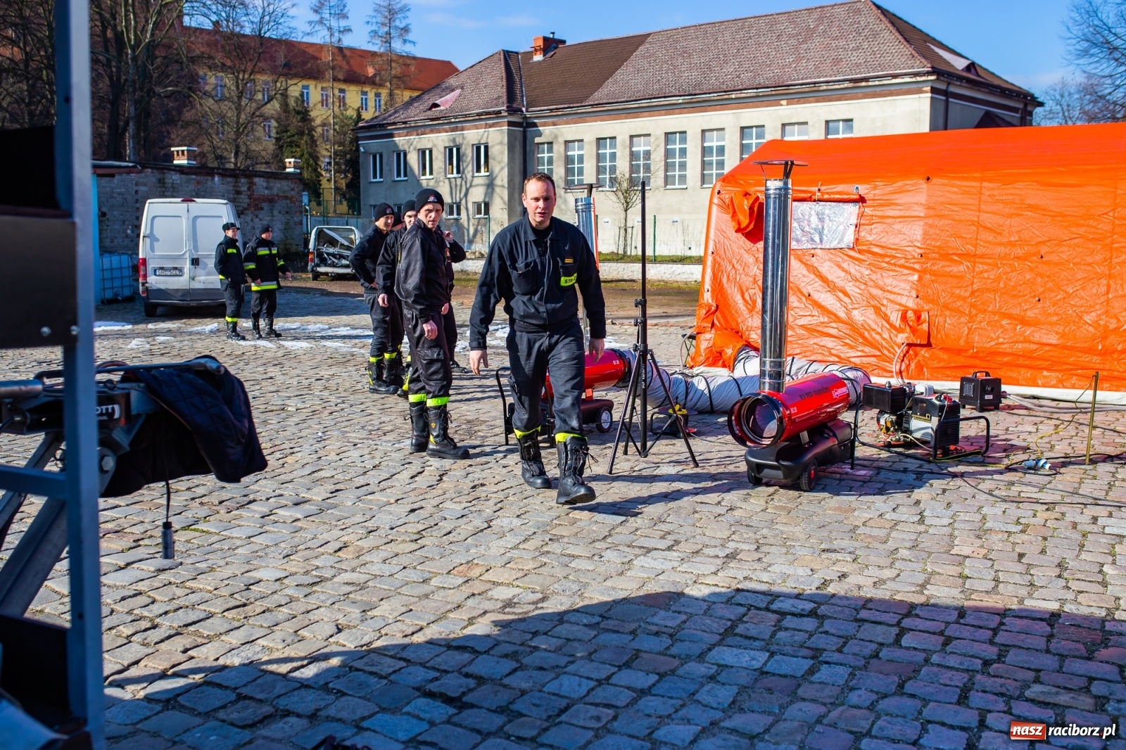 Zdjęcie w galerii na portalu naszraciborz.pl: Teren wokół szpitala z ograniczonym dostępem. Strażacy rozłożyli namioty [FOTO] wiadomości z regionu