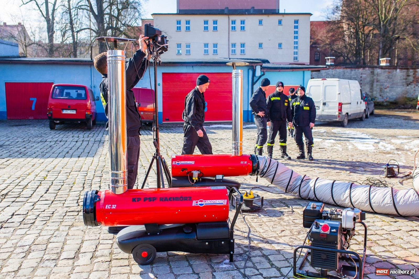 Zdjęcie w galerii na portalu naszraciborz.pl: Teren wokół szpitala z ograniczonym dostępem. Strażacy rozłożyli namioty [FOTO] wiadomości z regionu
