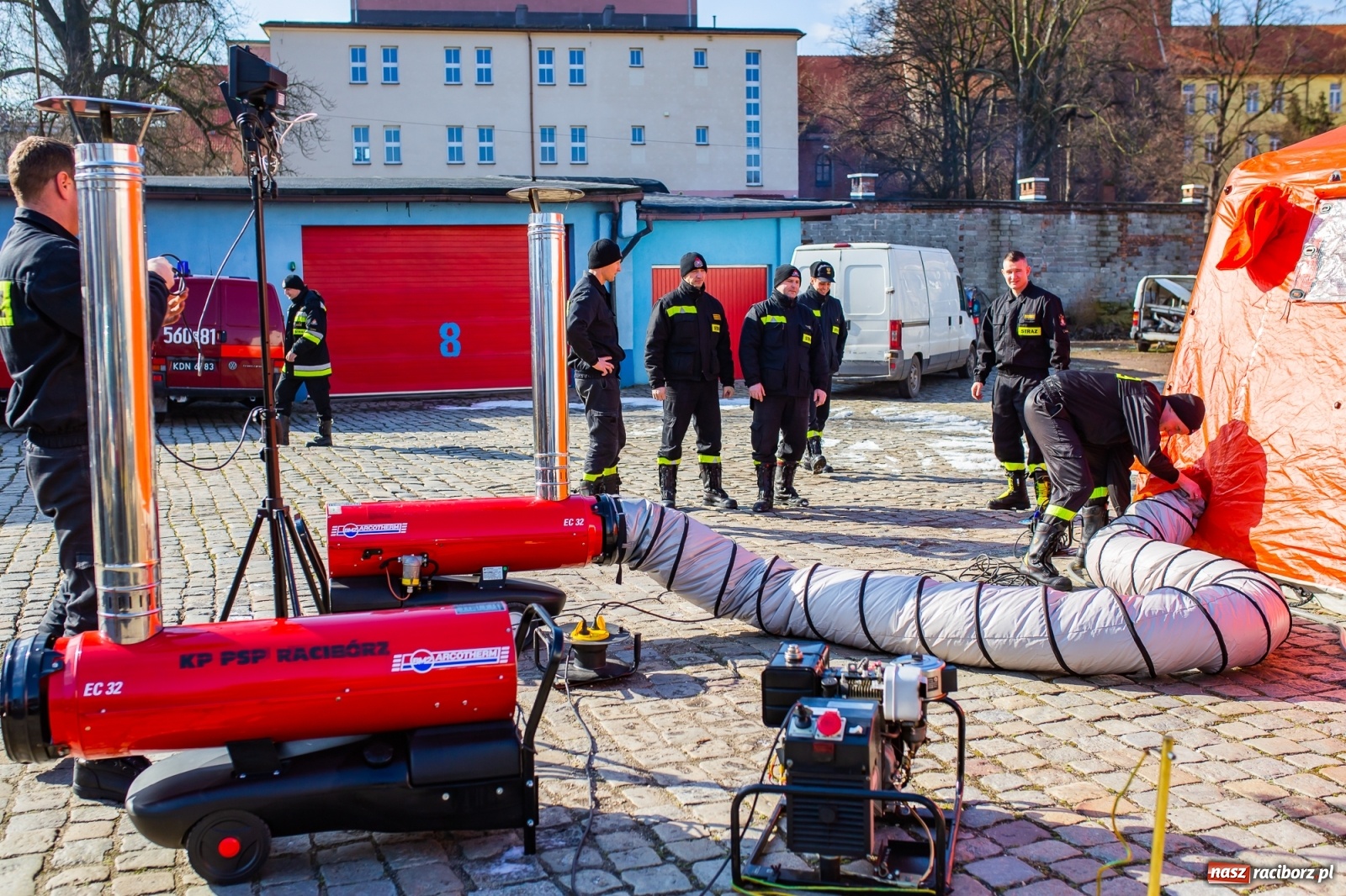 Zdjęcie w galerii na portalu naszraciborz.pl: Teren wokół szpitala z ograniczonym dostępem. Strażacy rozłożyli namioty [FOTO] wiadomości z regionu