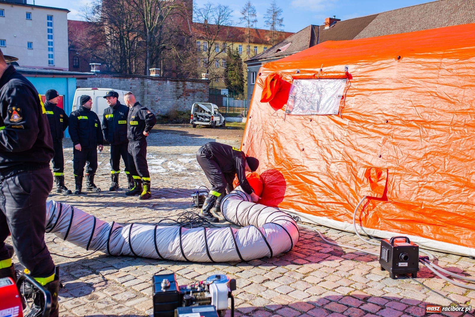Zdjęcie w galerii na portalu naszraciborz.pl: Teren wokół szpitala z ograniczonym dostępem. Strażacy rozłożyli namioty [FOTO] wiadomości z regionu