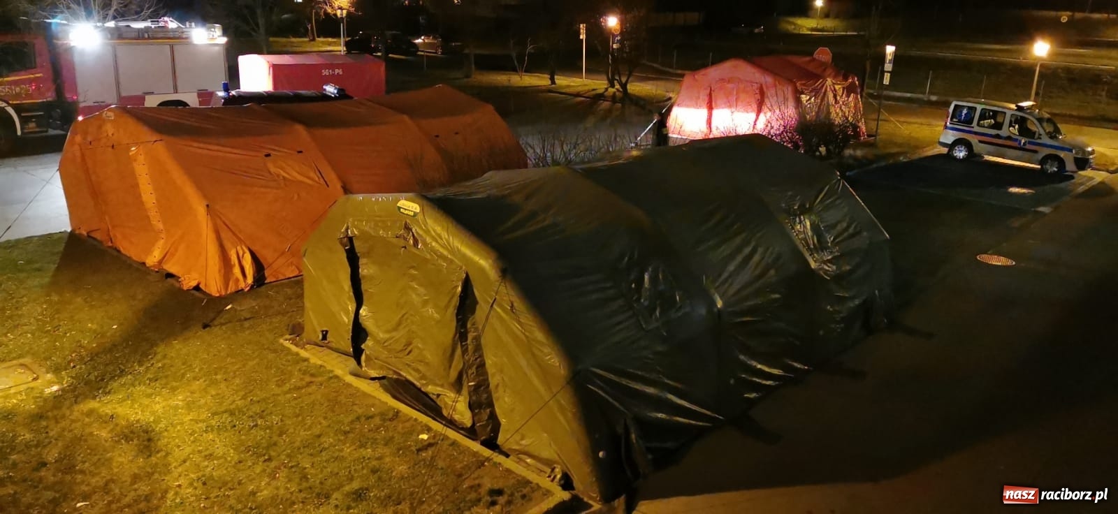 Zdjęcie w galerii na portalu naszraciborz.pl: Teren wokół szpitala z ograniczonym dostępem. Strażacy rozłożyli namioty [FOTO] wiadomości z regionu