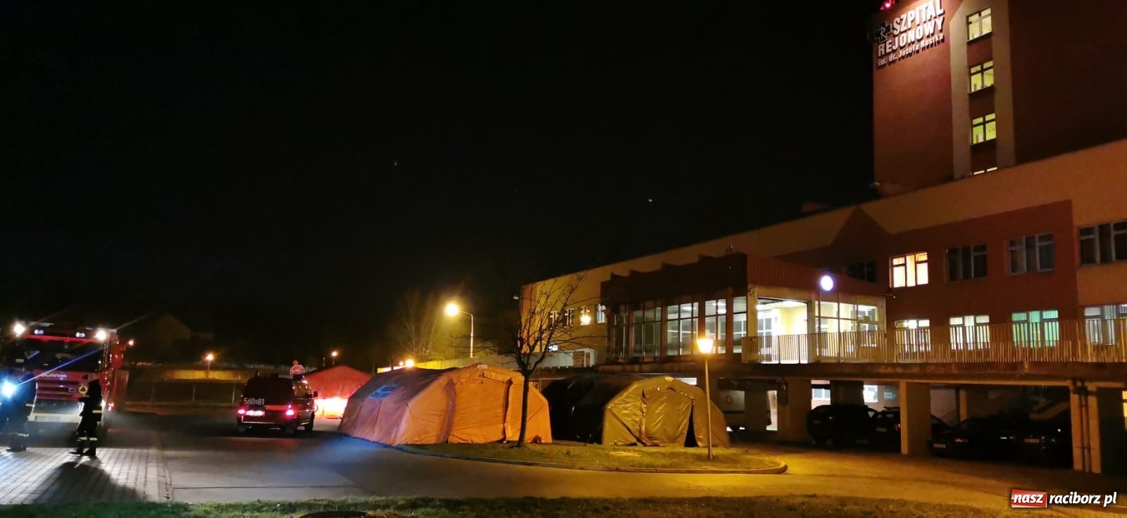 Zdjęcie w galerii na portalu naszraciborz.pl: Teren wokół szpitala z ograniczonym dostępem. Strażacy rozłożyli namioty [FOTO] wiadomości z regionu